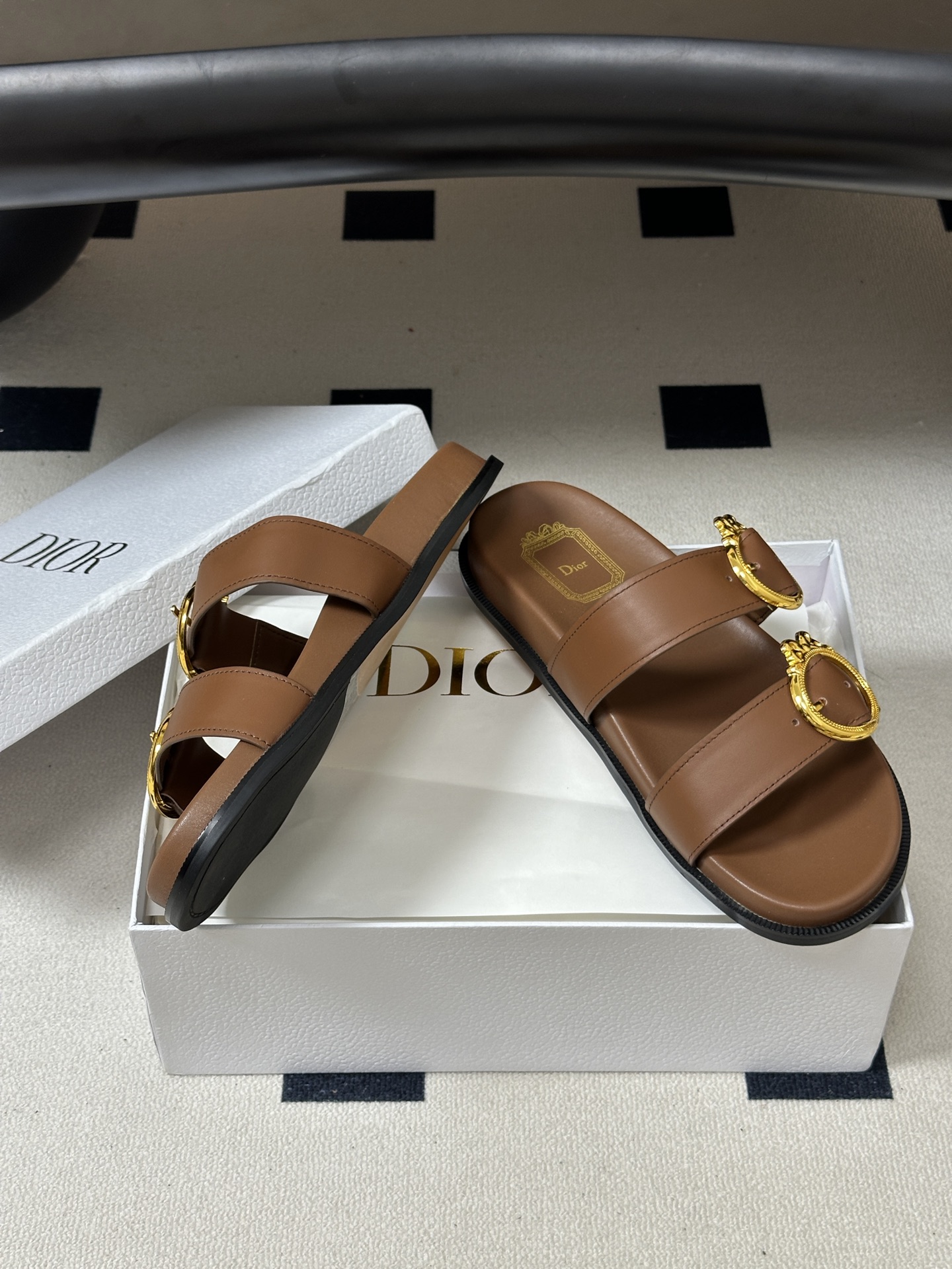 2026春夏新款Dior迪奥 D-Medaillon Buckle 凉拖鞋🆕最新CD字母五金扣搭扣双带平底凉拖鞋 这款凉