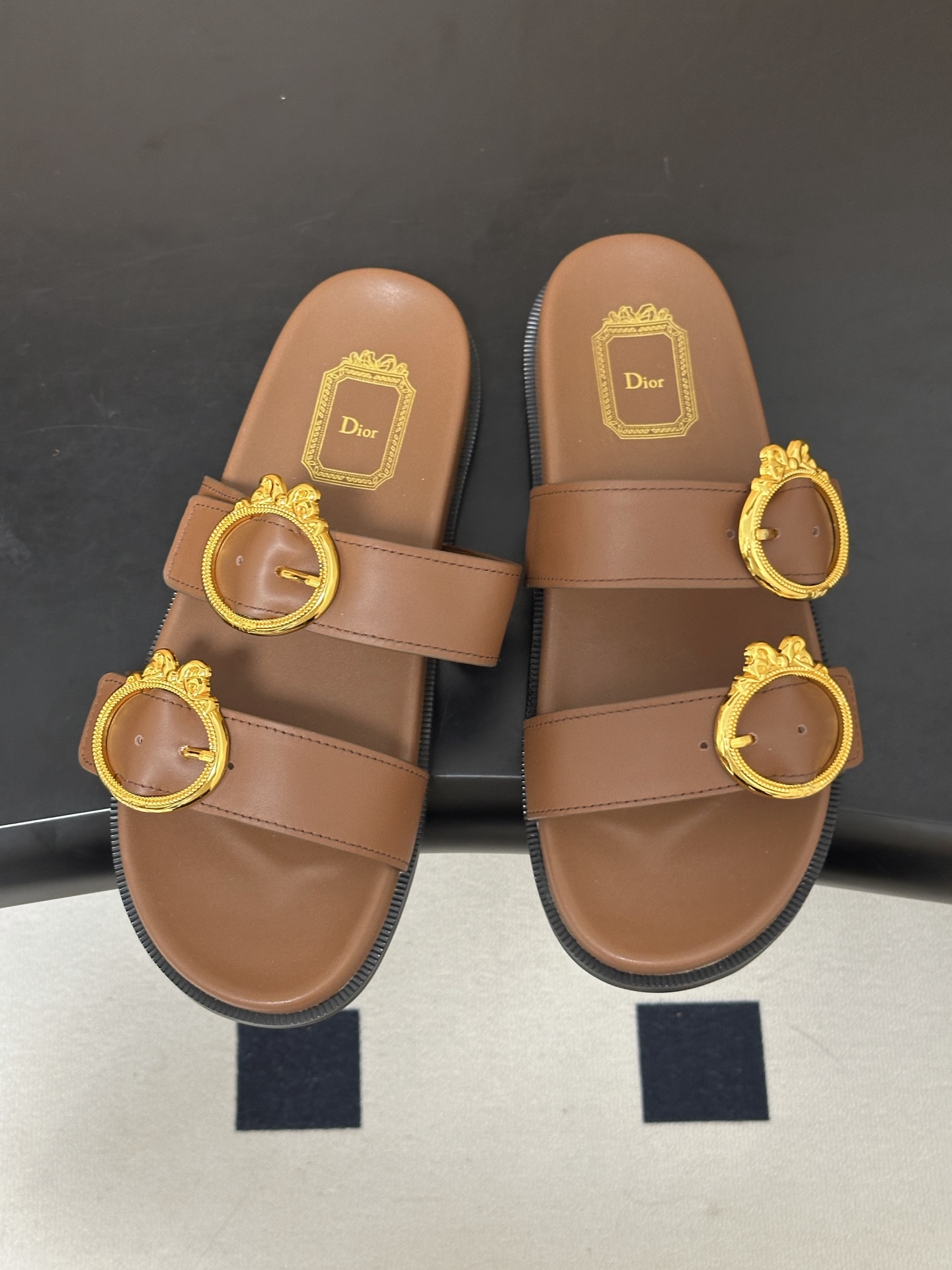 2026春夏新款Dior迪奥 D-Medaillon Buckle 凉拖鞋🆕最新CD字母五金扣搭扣双带平底凉拖鞋 这款凉