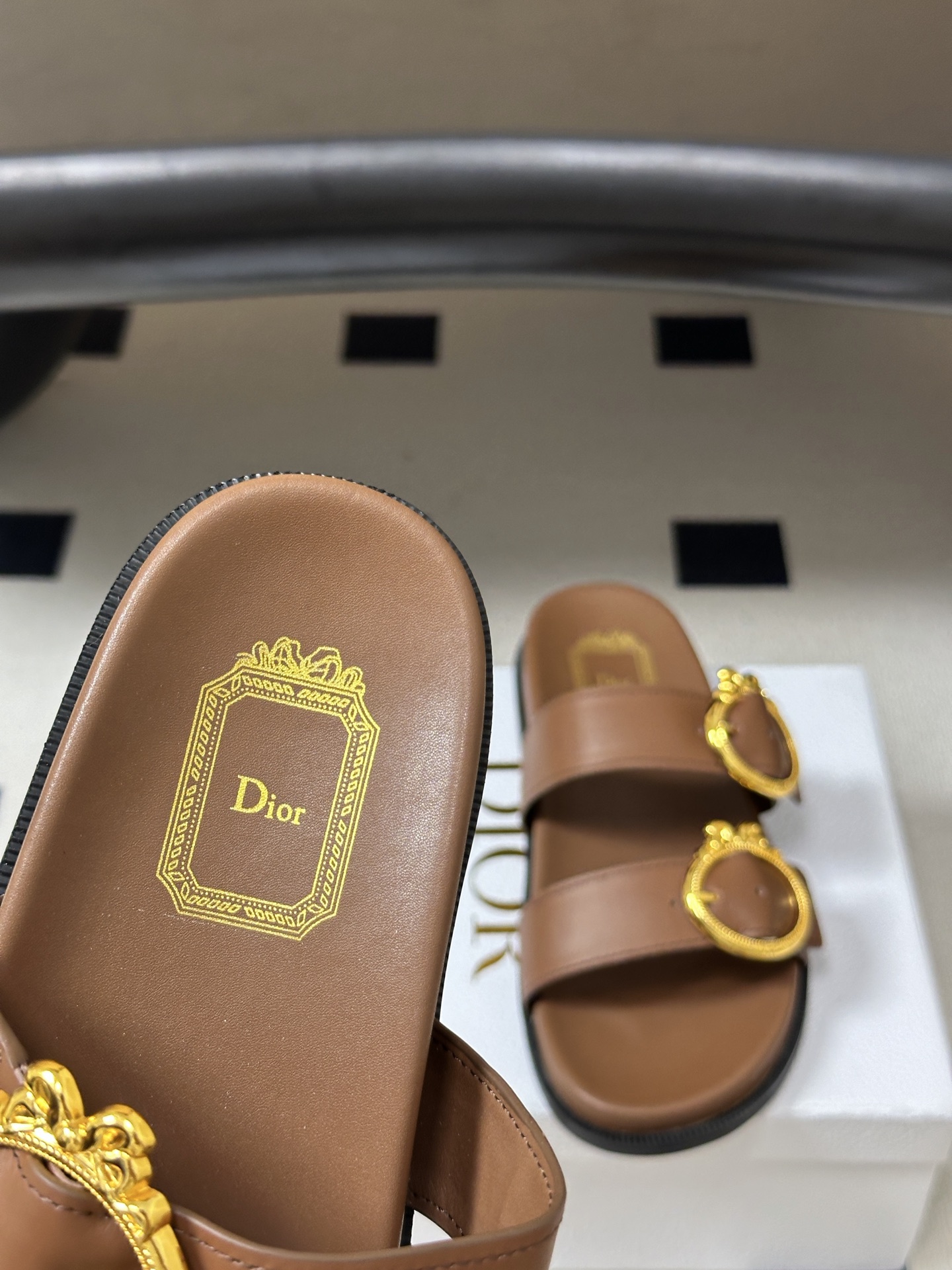 2026春夏新款Dior迪奥 D-Medaillon Buckle 凉拖鞋🆕最新CD字母五金扣搭扣双带平底凉拖鞋 这款凉