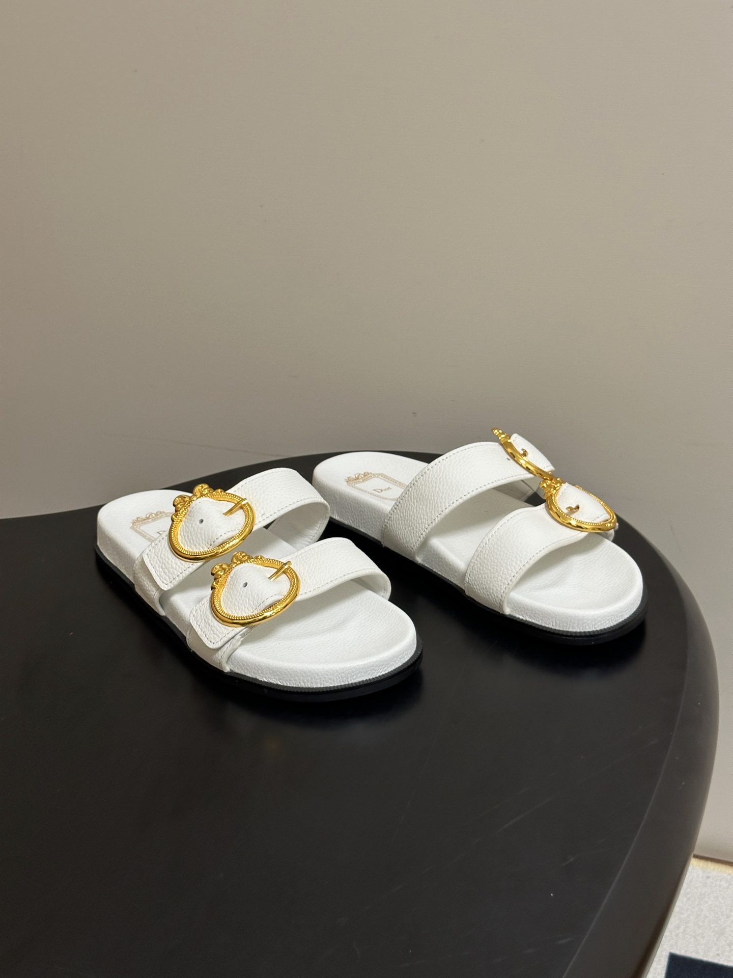 2026春夏新款Dior迪奥 D-Medaillon Buckle 凉拖鞋🆕最新CD字母五金扣搭扣双带平底凉拖鞋 这款凉