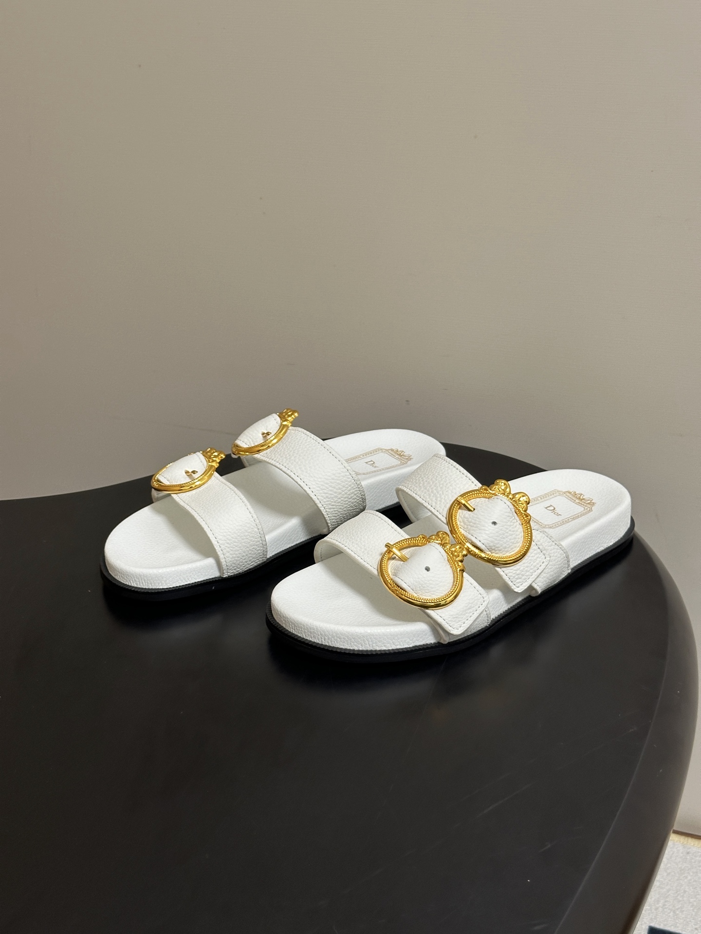 2026春夏新款Dior迪奥 D-Medaillon Buckle 凉拖鞋🆕最新CD字母五金扣搭扣双带平底凉拖鞋 这款凉