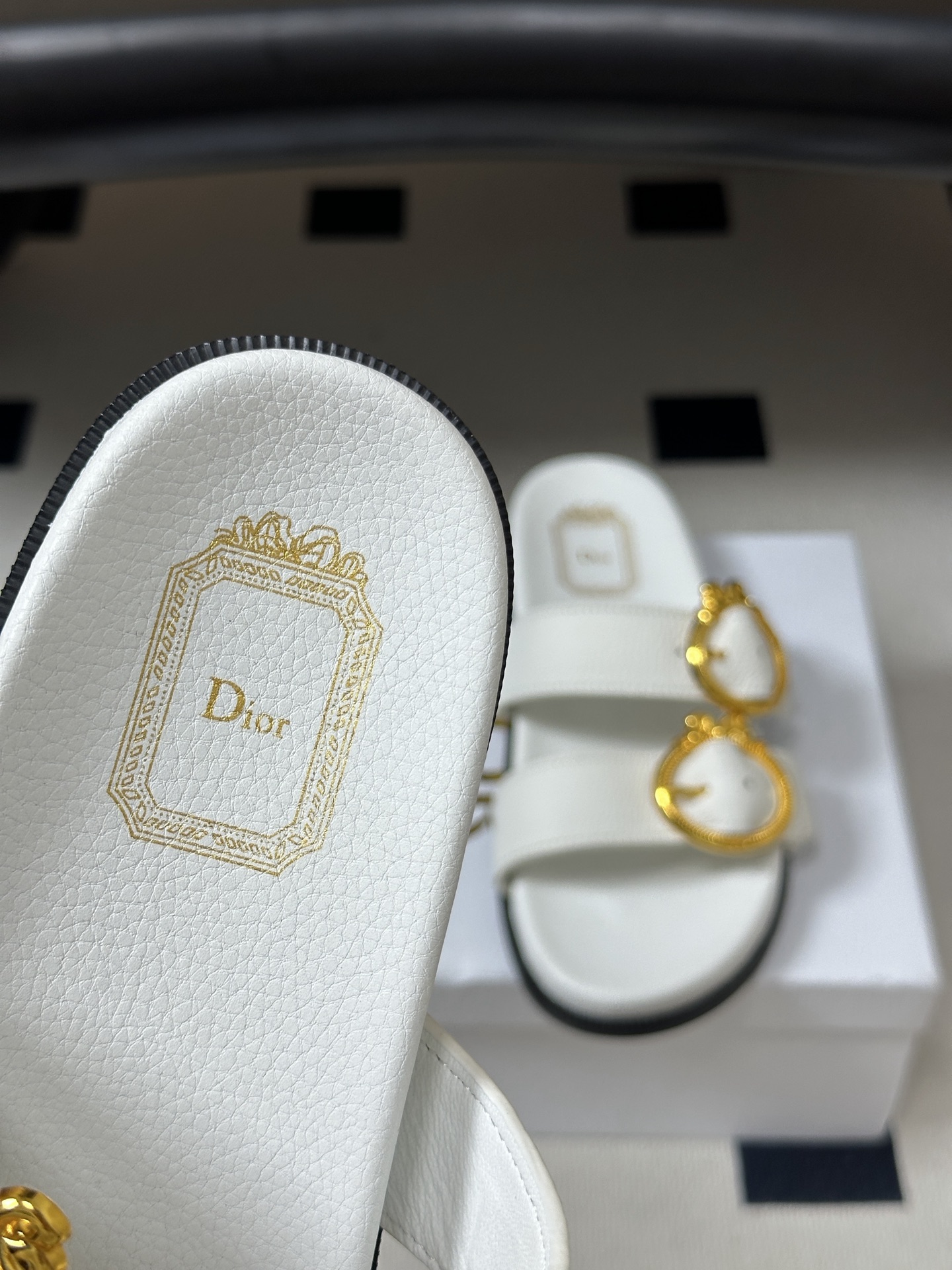 2026春夏新款Dior迪奥 D-Medaillon Buckle 凉拖鞋🆕最新CD字母五金扣搭扣双带平底凉拖鞋 这款凉