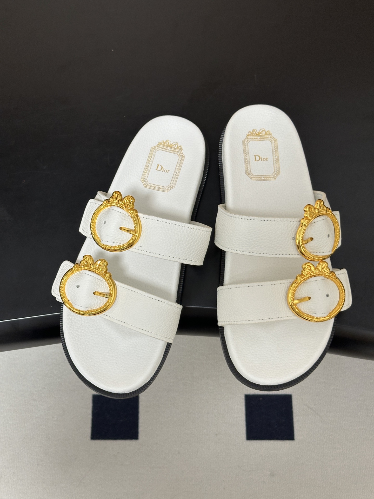 2026春夏新款Dior迪奥 D-Medaillon Buckle 凉拖鞋🆕最新CD字母五金扣搭扣双带平底凉拖鞋 这款凉