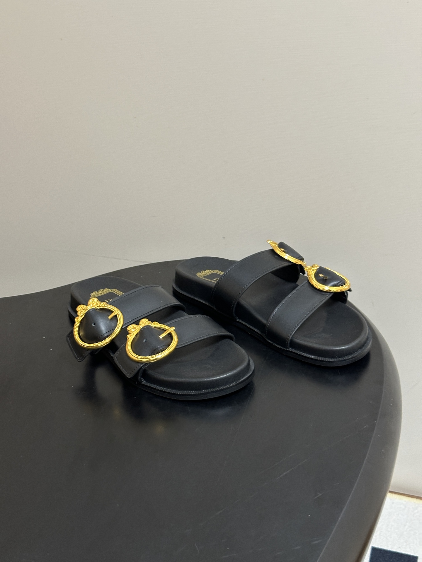 2026春夏新款Dior迪奥 D-Medaillon Buckle 凉拖鞋🆕最新CD字母五金扣搭扣双带平底凉拖鞋 这款凉