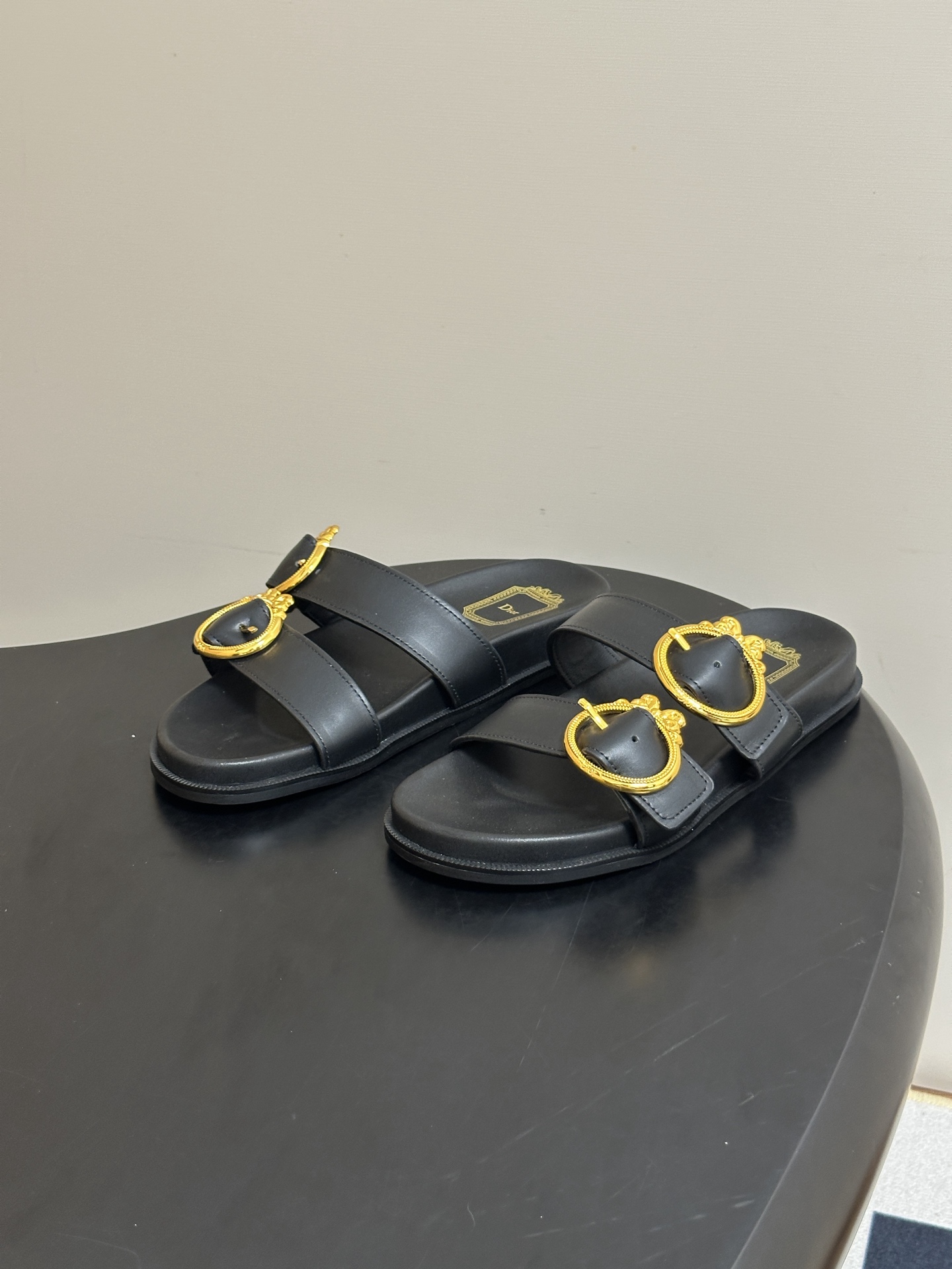 2026春夏新款Dior迪奥 D-Medaillon Buckle 凉拖鞋🆕最新CD字母五金扣搭扣双带平底凉拖鞋 这款凉