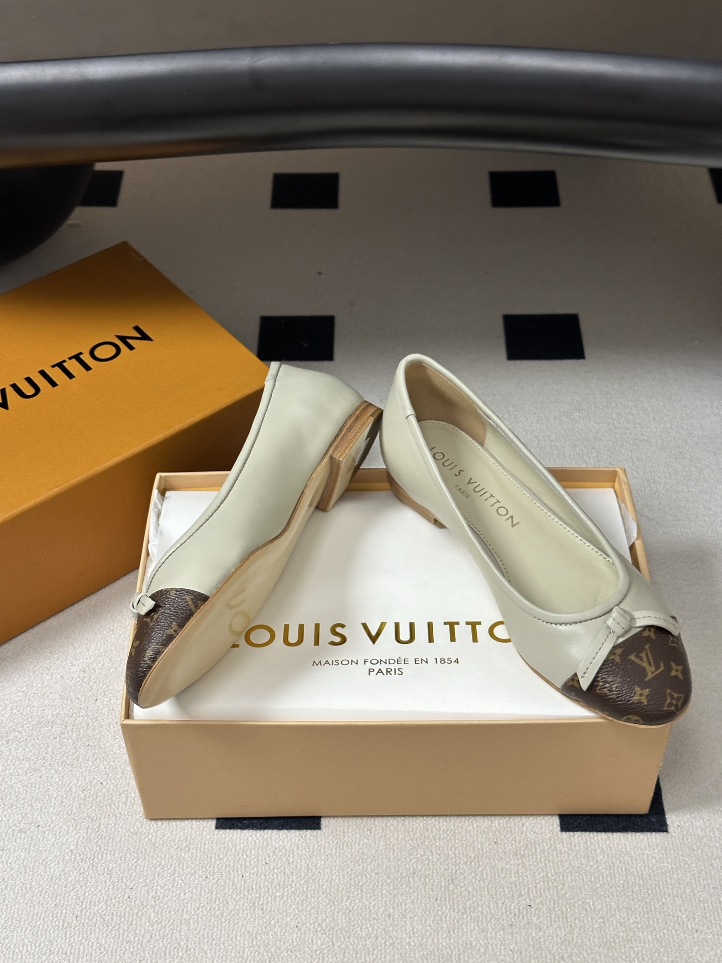 26Ss春季新款Louis Vuitton LV X TM DARLING 村上隆联名老花芭蕾舞鞋蝴蝶结拼色平底单鞋经典 26Ss春季新款Louis Vuitton LV X TM DARLING 村上隆联名老花芭蕾舞鞋蝴蝶结拼色平底单鞋经典