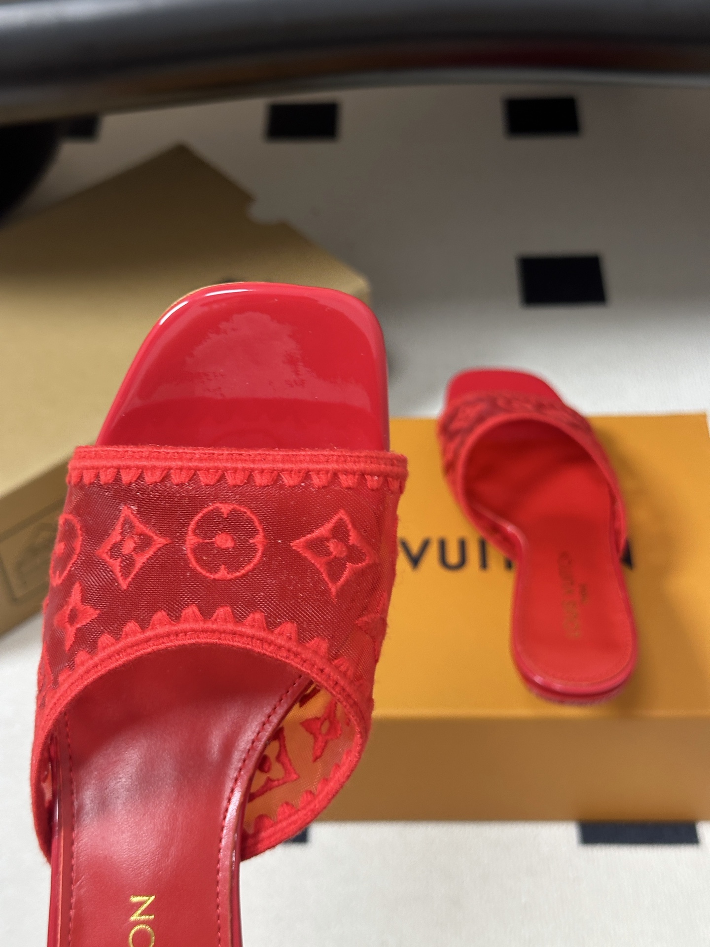 26Ss春夏新款Louis vuiteeon 路易威登LV 6AM 网纱凉拖鞋小猫跟拖鞋字母刺绣蕾丝网面一字带凉拖鞋 本