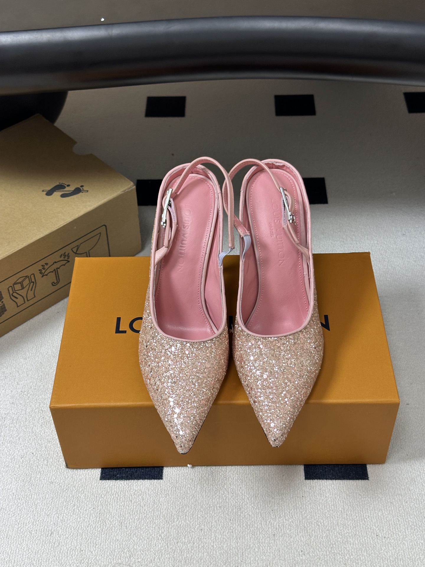 26ss春夏新款 LOUIS VUITTON 路易威登 LV MY WAY 露跟高跟鞋尖头格力特亮片细高跟搭扣后空凉鞋 