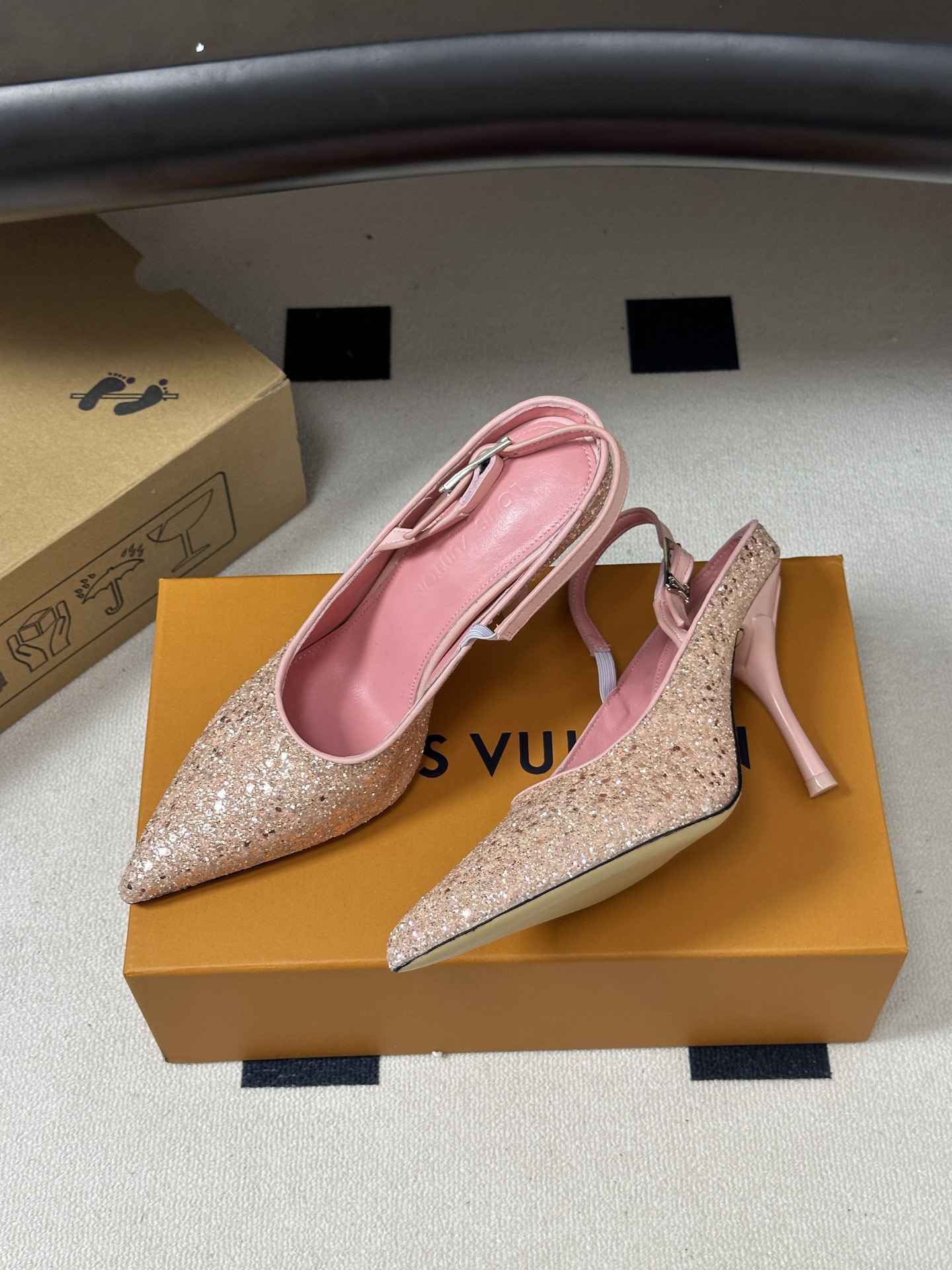 26ss春夏新款 LOUIS VUITTON 路易威登 LV MY WAY 露跟高跟鞋尖头格力特亮片细高跟搭扣后空凉鞋 