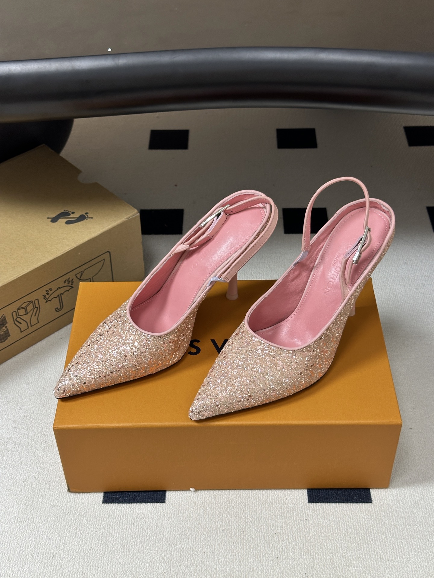 26ss春夏新款 LOUIS VUITTON 路易威登 LV MY WAY 露跟高跟鞋尖头格力特亮片细高跟搭扣后空凉鞋 
