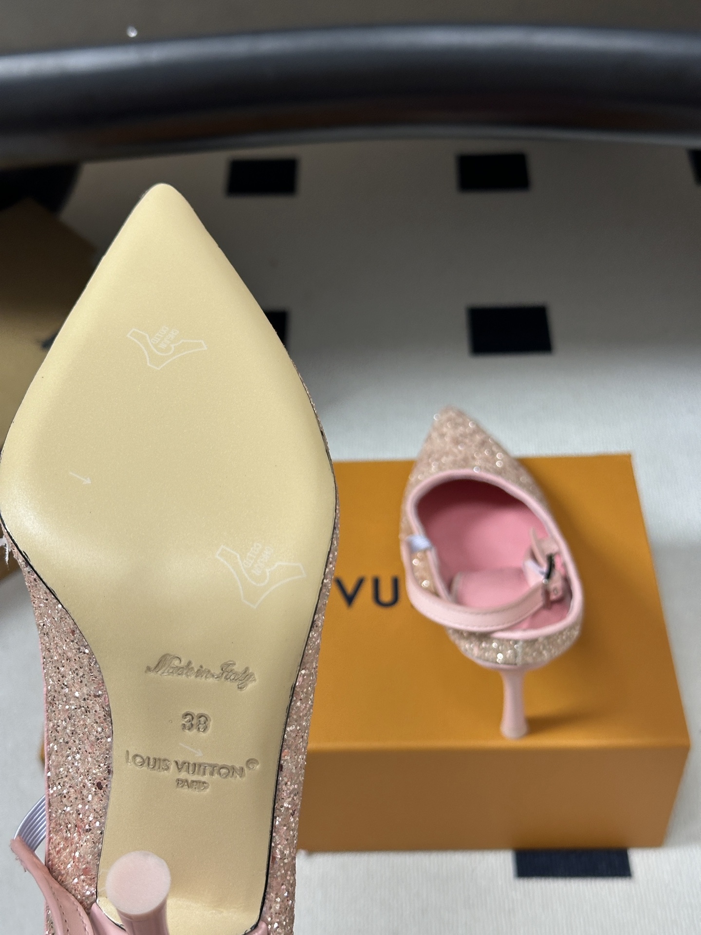 26ss春夏新款 LOUIS VUITTON 路易威登 LV MY WAY 露跟高跟鞋尖头格力特亮片细高跟搭扣后空凉鞋 