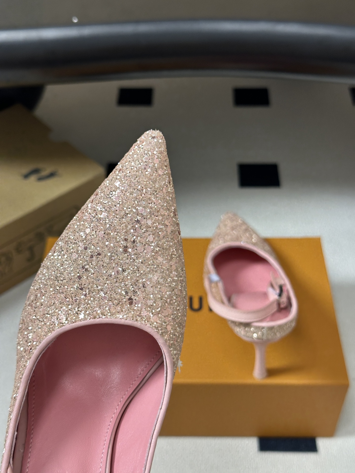 26ss春夏新款 LOUIS VUITTON 路易威登 LV MY WAY 露跟高跟鞋尖头格力特亮片细高跟搭扣后空凉鞋 