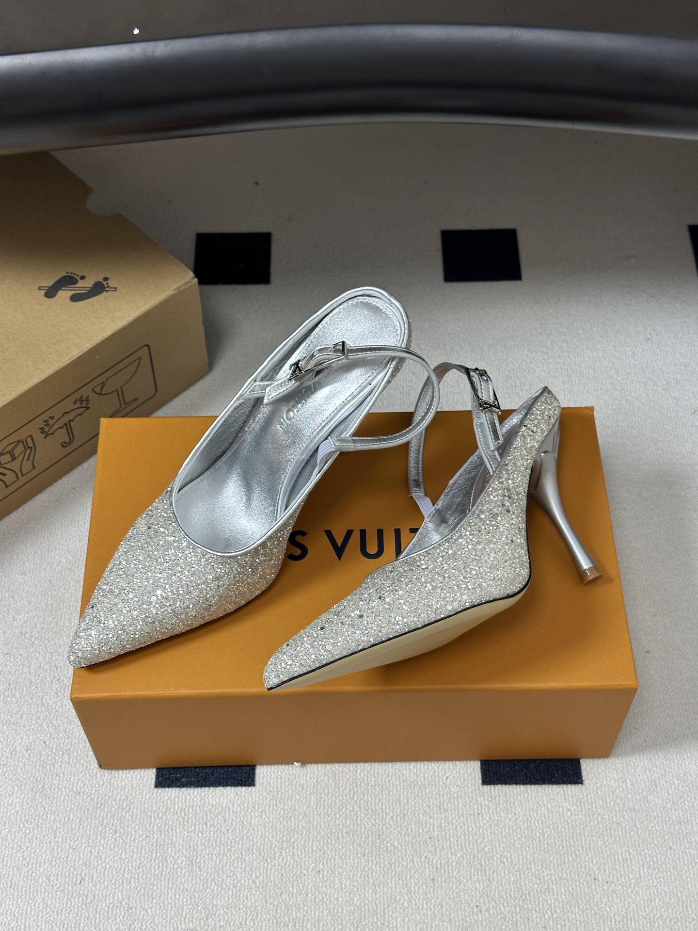 26ss春夏新款 LOUIS VUITTON 路易威登 LV MY WAY 露跟高跟鞋尖头格力特亮片细高跟搭扣后空凉鞋 