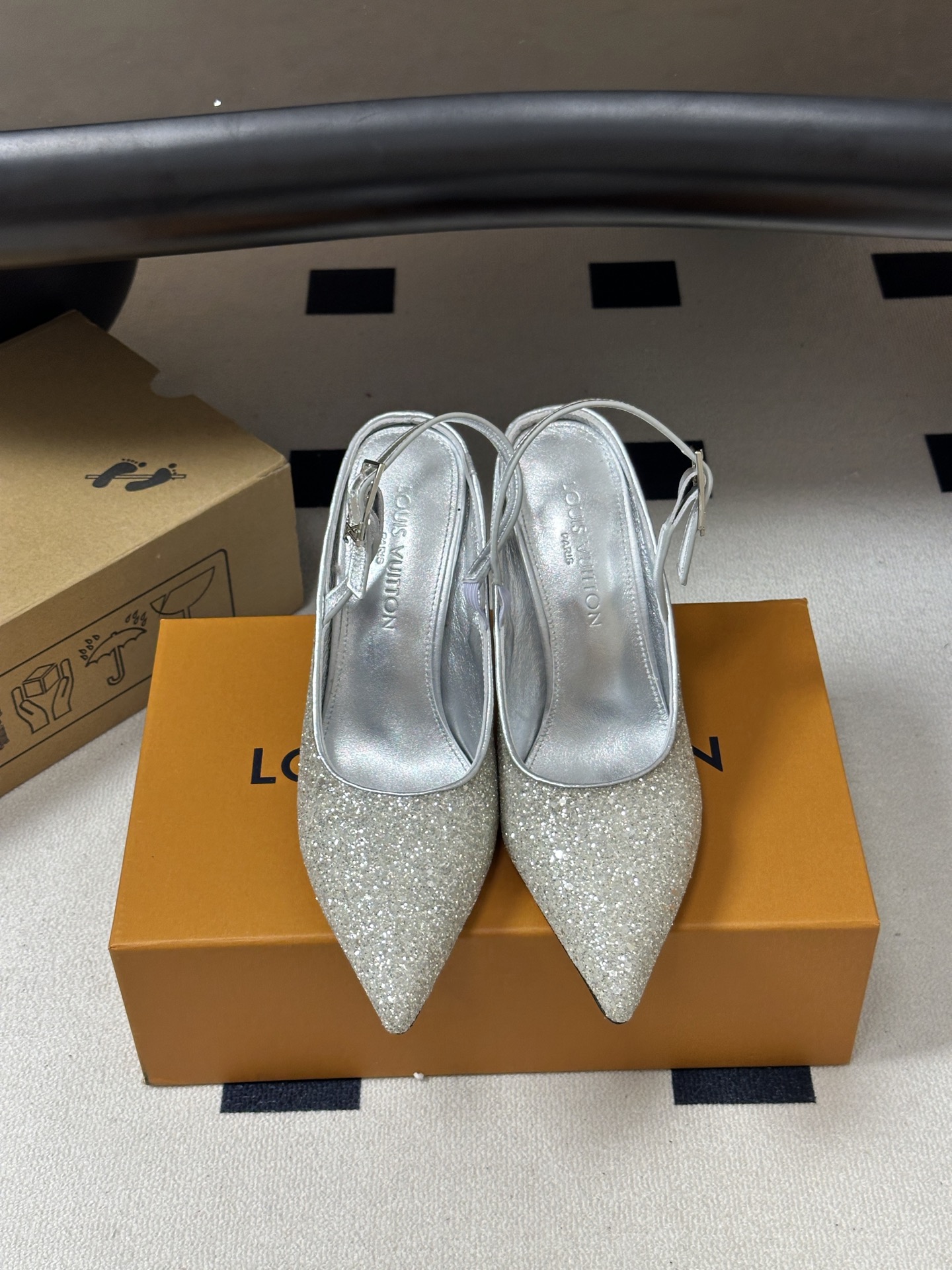 26ss春夏新款 LOUIS VUITTON 路易威登 LV MY WAY 露跟高跟鞋尖头格力特亮片细高跟搭扣后空凉鞋 