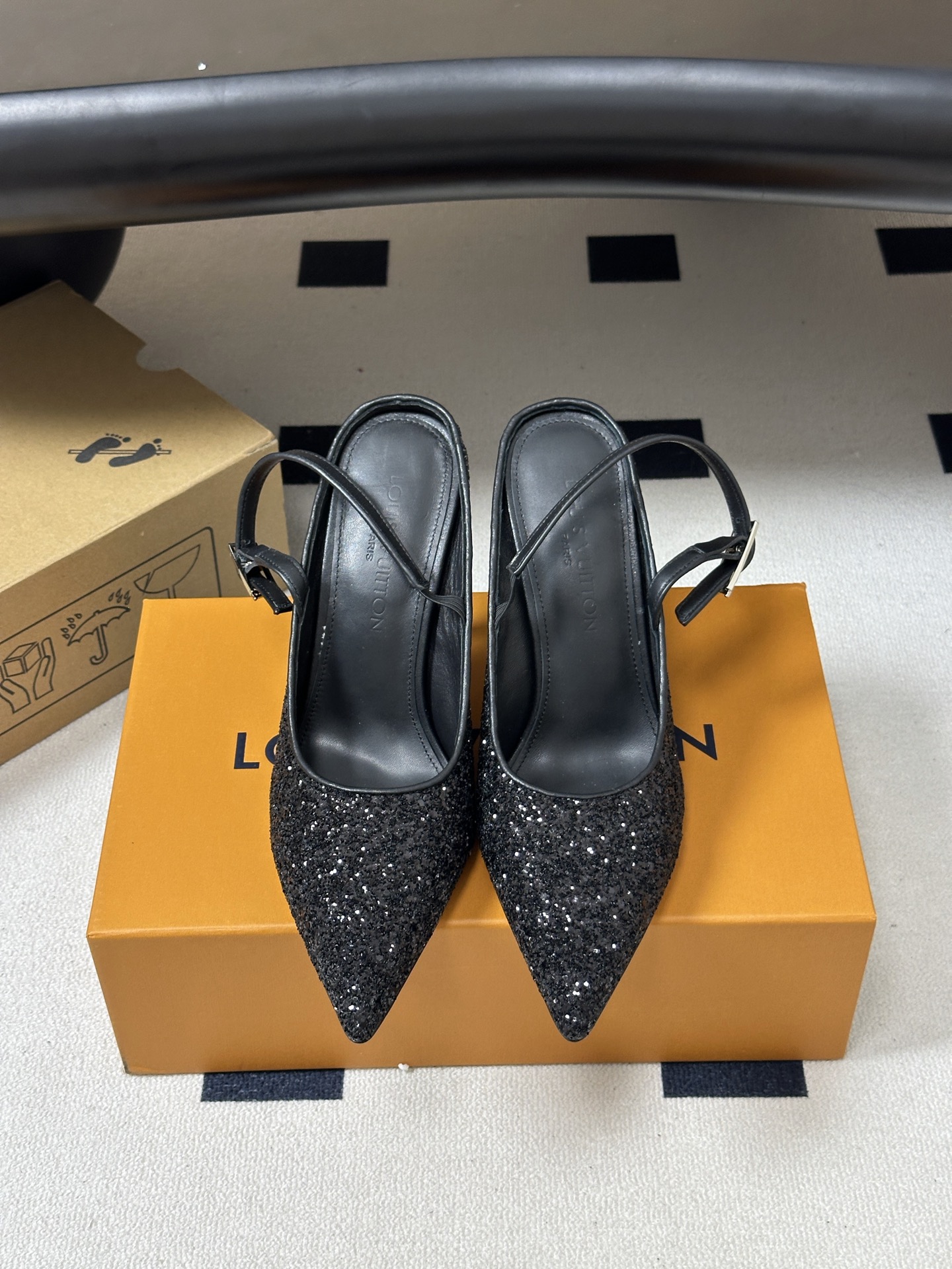 26ss春夏新款 LOUIS VUITTON 路易威登 LV MY WAY 露跟高跟鞋尖头格力特亮片细高跟搭扣后空凉鞋 
