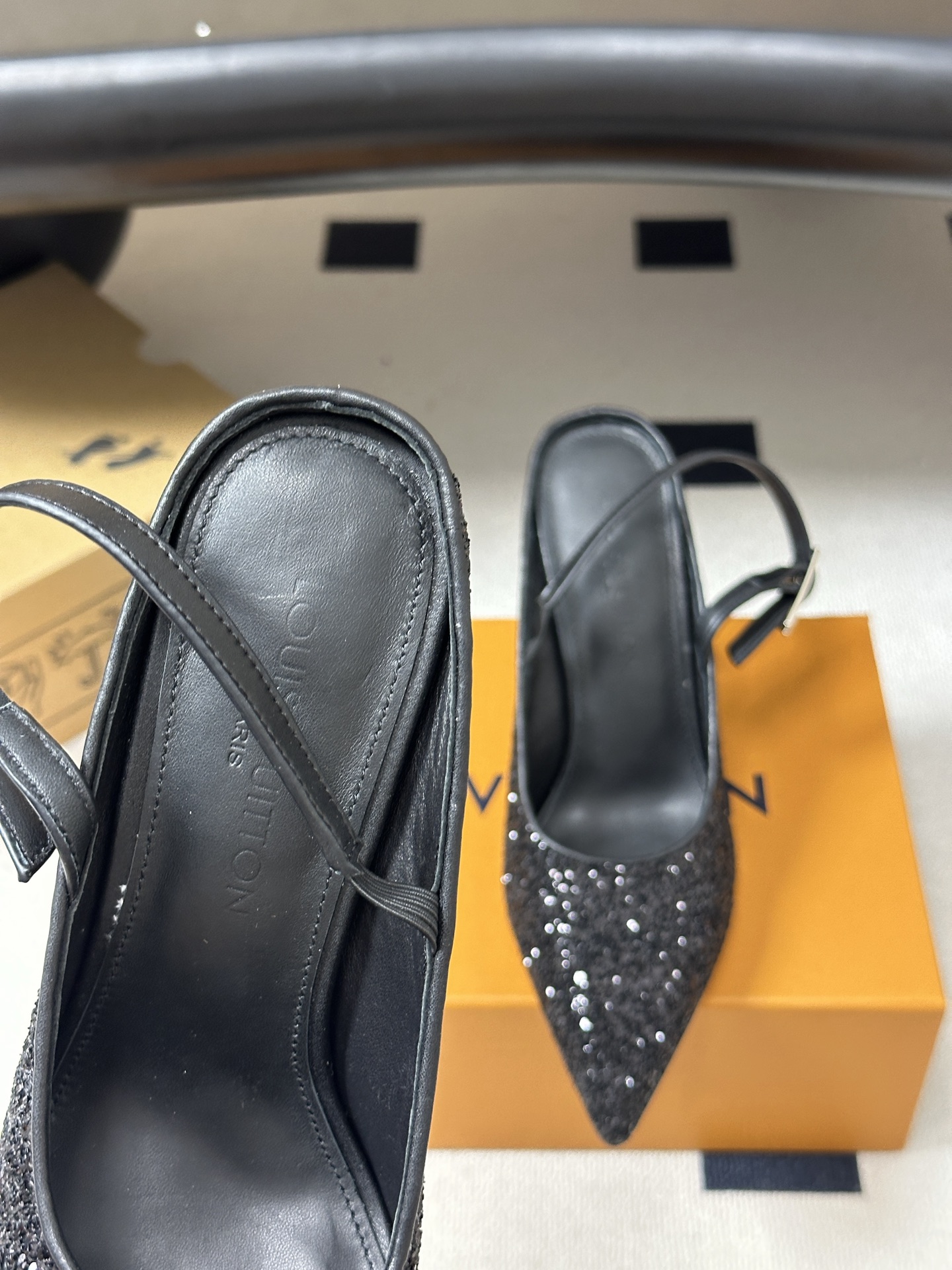 26ss春夏新款 LOUIS VUITTON 路易威登 LV MY WAY 露跟高跟鞋尖头格力特亮片细高跟搭扣后空凉鞋 