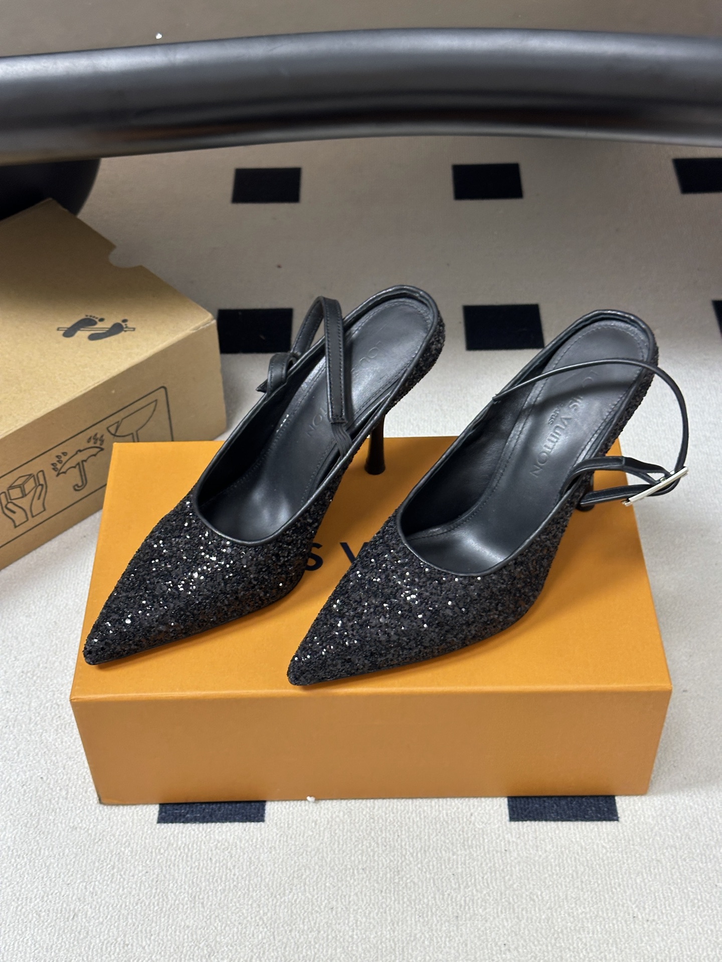 26ss春夏新款 LOUIS VUITTON 路易威登 LV MY WAY 露跟高跟鞋尖头格力特亮片细高跟搭扣后空凉鞋 