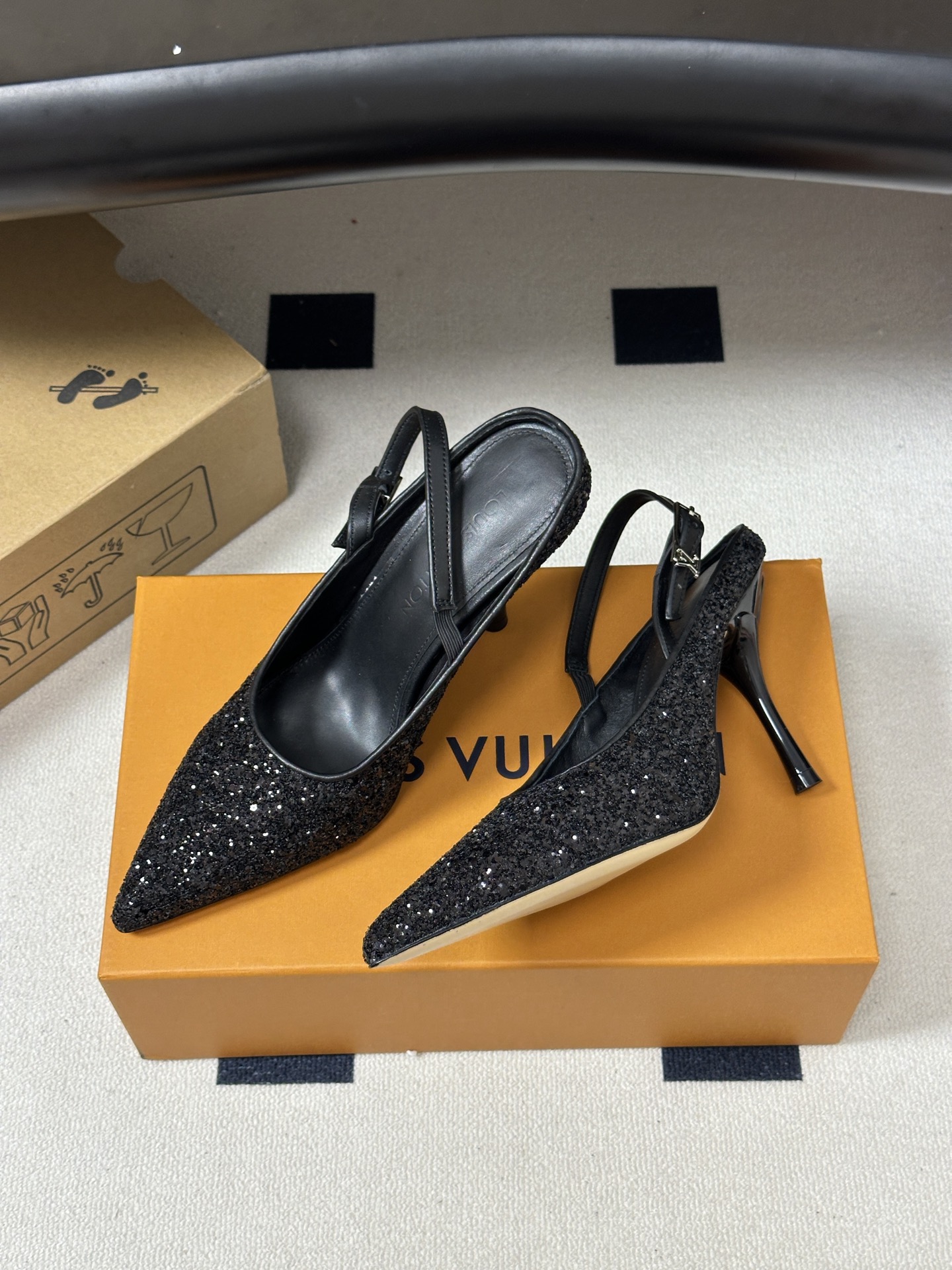 26ss春夏新款 LOUIS VUITTON 路易威登 LV MY WAY 露跟高跟鞋尖头格力特亮片细高跟搭扣后空凉鞋 