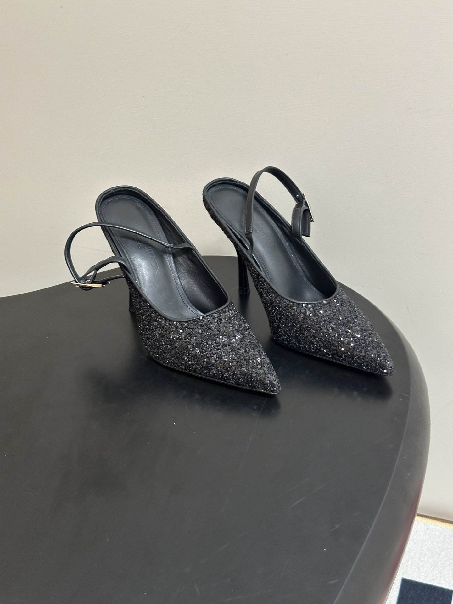 26ss春夏新款 LOUIS VUITTON 路易威登 LV MY WAY 露跟高跟鞋尖头格力特亮片细高跟搭扣后空凉鞋 