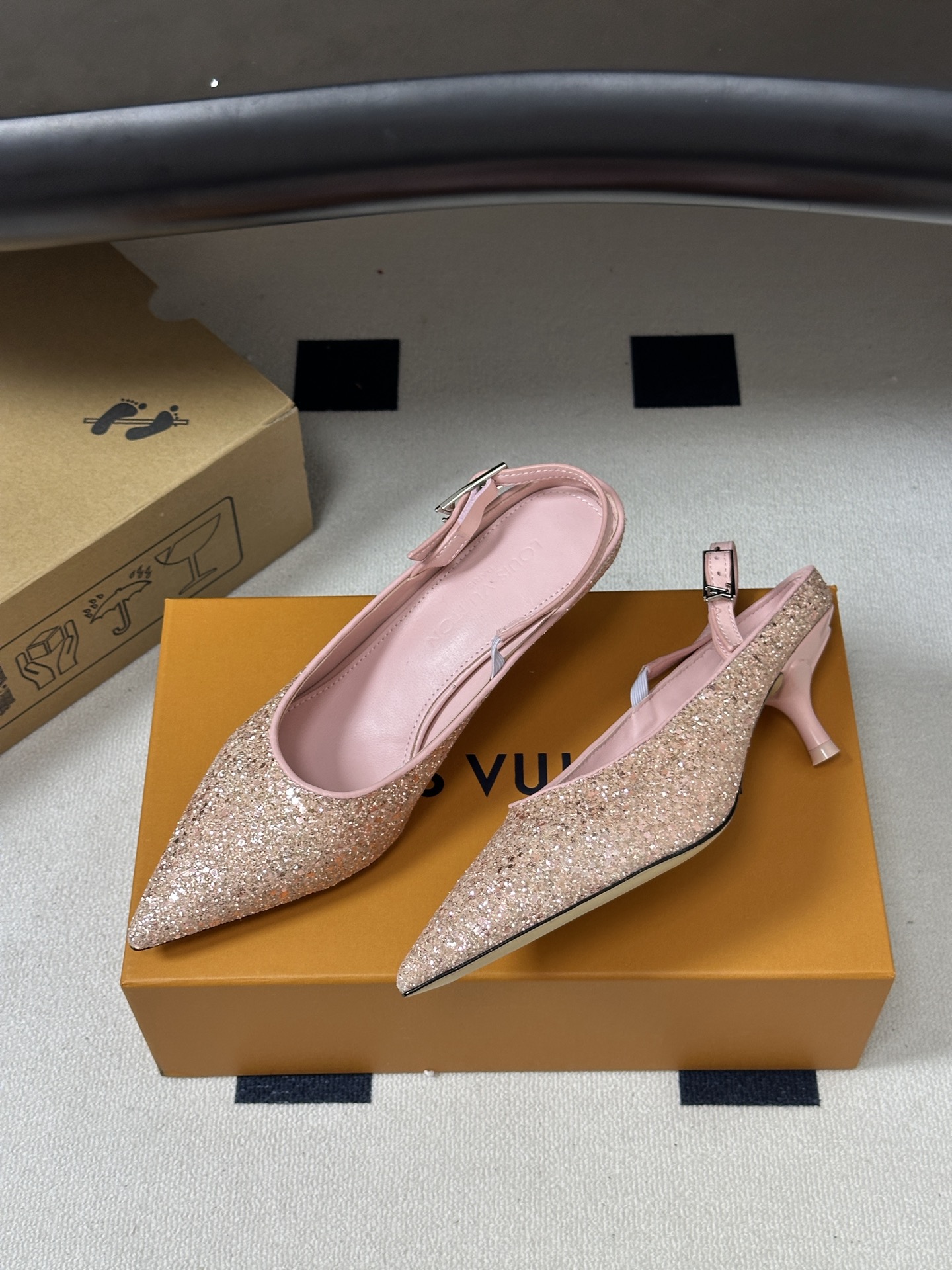 26ss春夏新款 LOUIS VUITTON 路易威登 LV MY WAY 露跟高跟鞋尖头格力特亮片细高跟搭扣后空凉鞋 