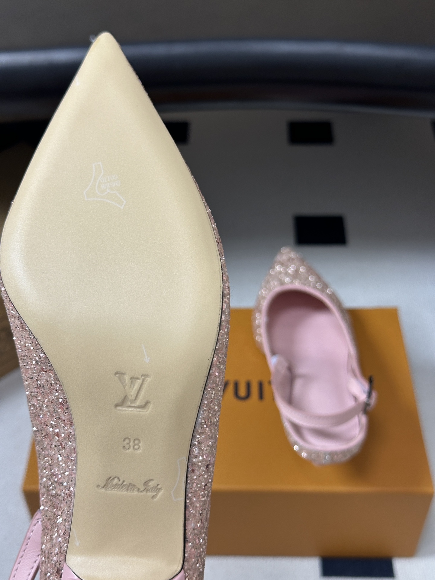26ss春夏新款 LOUIS VUITTON 路易威登 LV MY WAY 露跟高跟鞋尖头格力特亮片细高跟搭扣后空凉鞋 