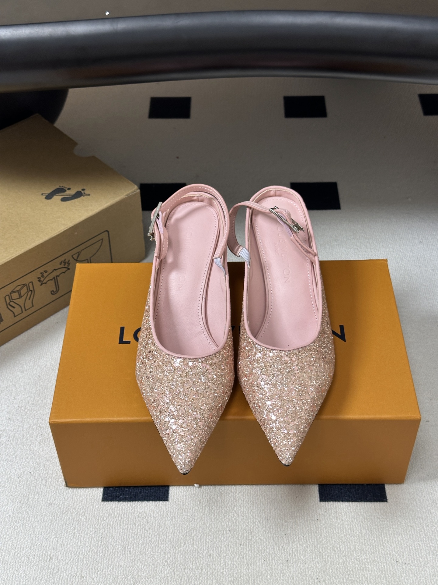 26ss春夏新款 LOUIS VUITTON 路易威登 LV MY WAY 露跟高跟鞋尖头格力特亮片细高跟搭扣后空凉鞋 