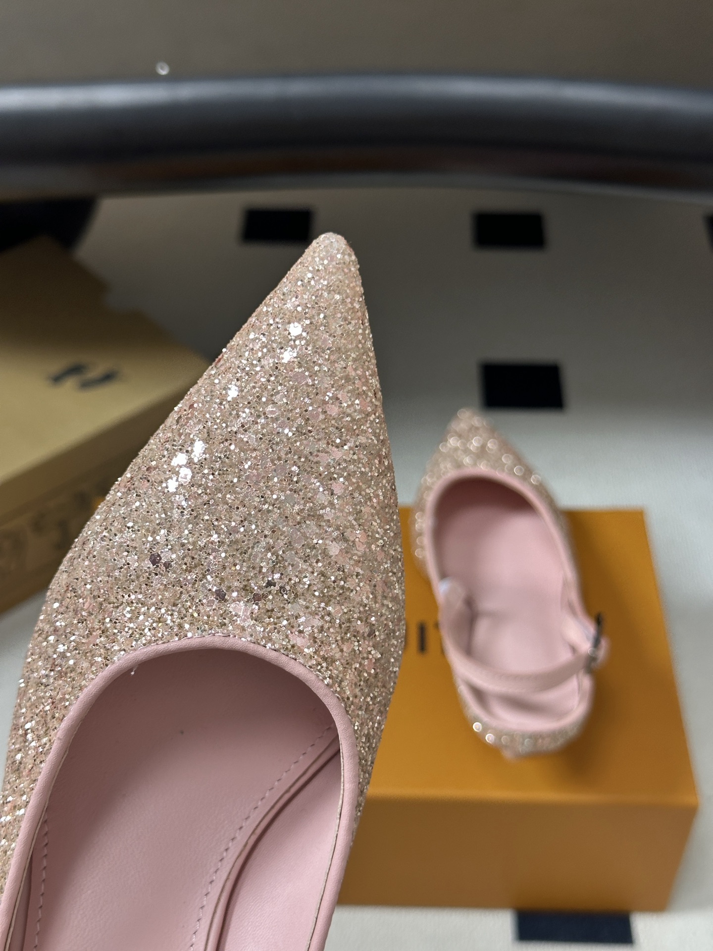 26ss春夏新款 LOUIS VUITTON 路易威登 LV MY WAY 露跟高跟鞋尖头格力特亮片细高跟搭扣后空凉鞋 
