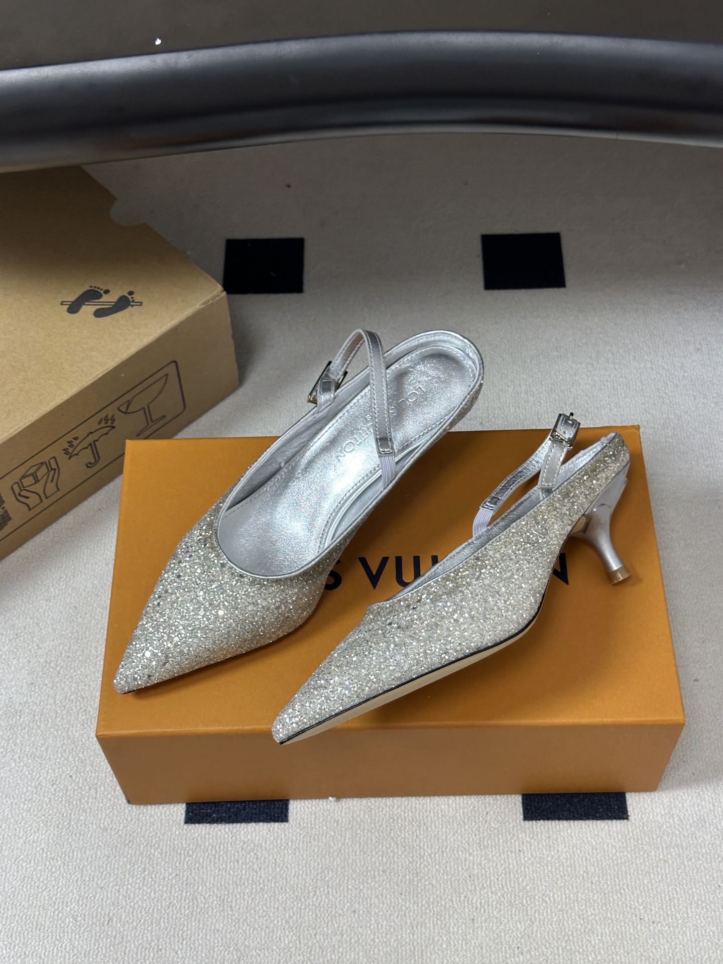 26ss春夏新款 LOUIS VUITTON 路易威登 LV MY WAY 露跟高跟鞋尖头格力特亮片细高跟搭扣后空凉鞋 
