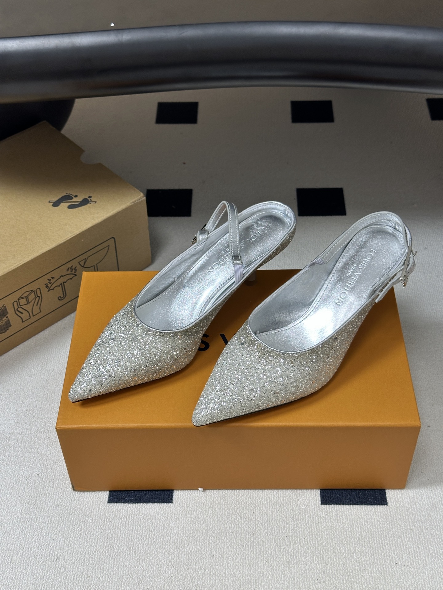 26ss春夏新款 LOUIS VUITTON 路易威登 LV MY WAY 露跟高跟鞋尖头格力特亮片细高跟搭扣后空凉鞋 