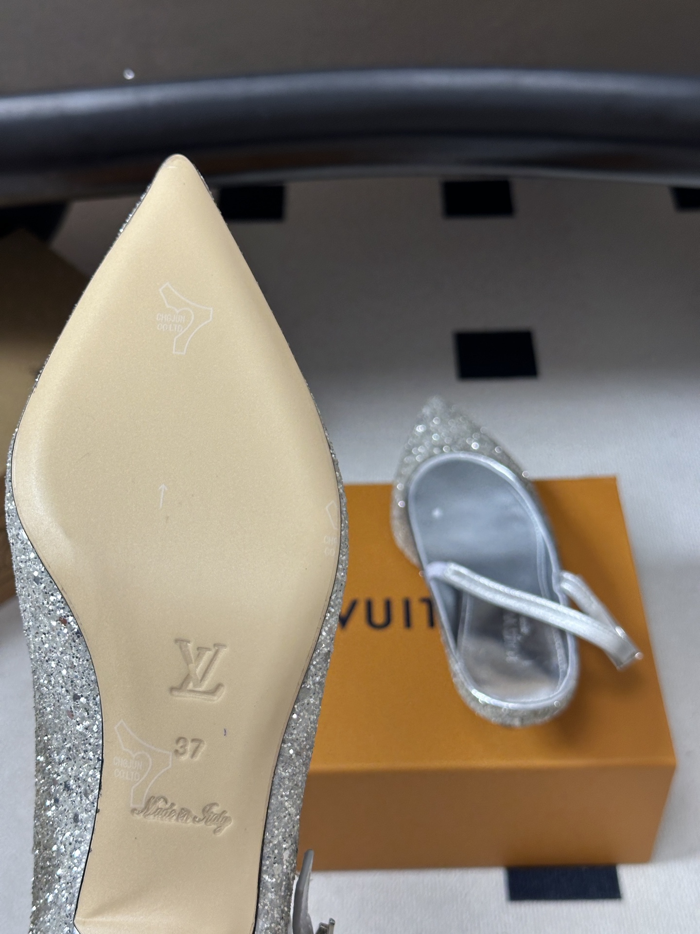 26ss春夏新款 LOUIS VUITTON 路易威登 LV MY WAY 露跟高跟鞋尖头格力特亮片细高跟搭扣后空凉鞋 