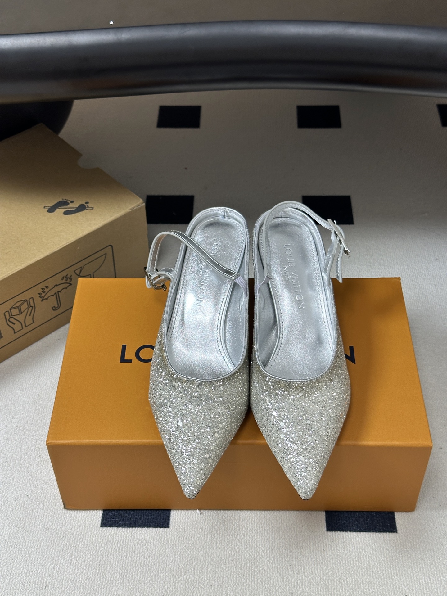 26ss春夏新款 LOUIS VUITTON 路易威登 LV MY WAY 露跟高跟鞋尖头格力特亮片细高跟搭扣后空凉鞋 