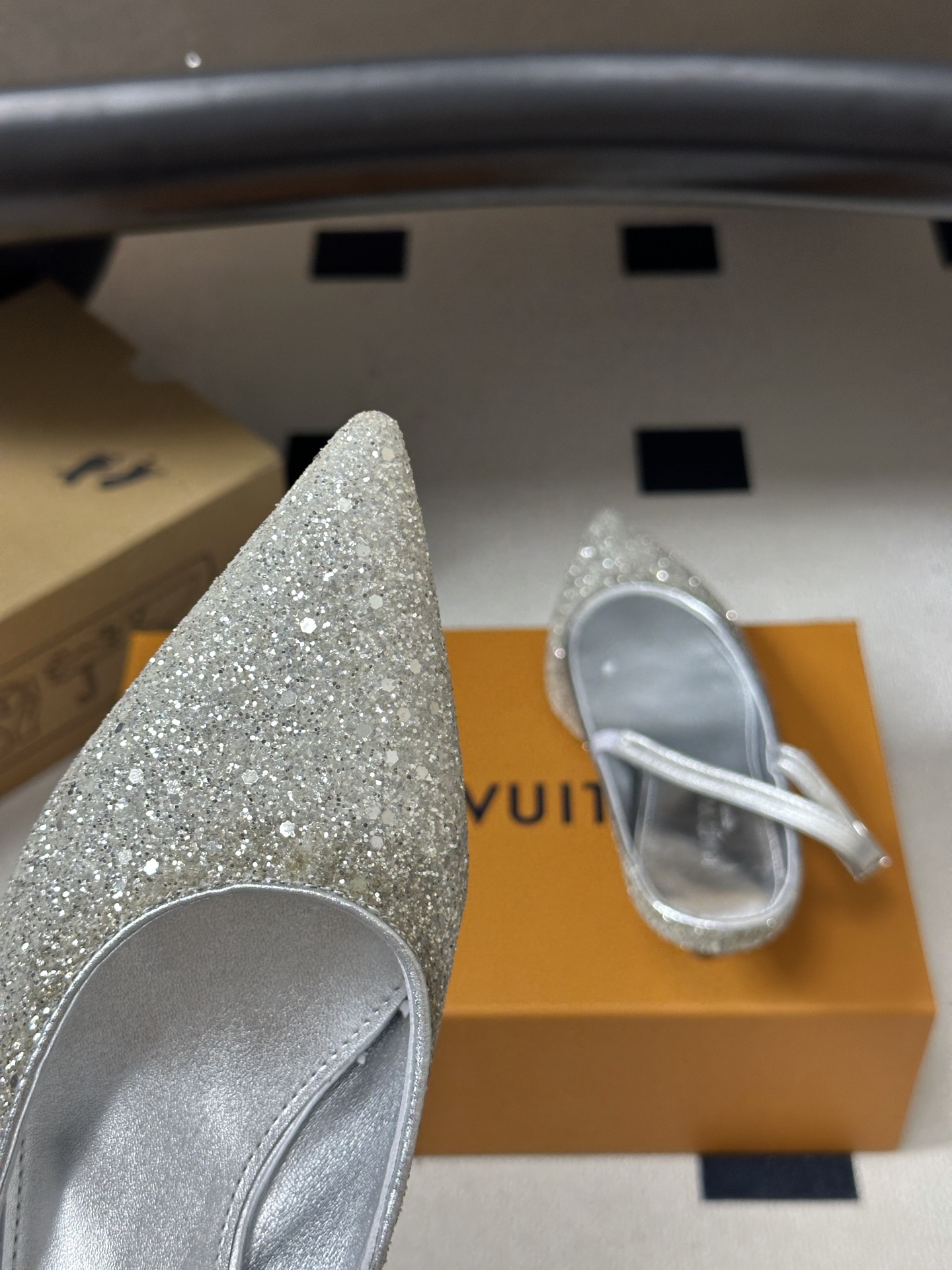 26ss春夏新款 LOUIS VUITTON 路易威登 LV MY WAY 露跟高跟鞋尖头格力特亮片细高跟搭扣后空凉鞋 