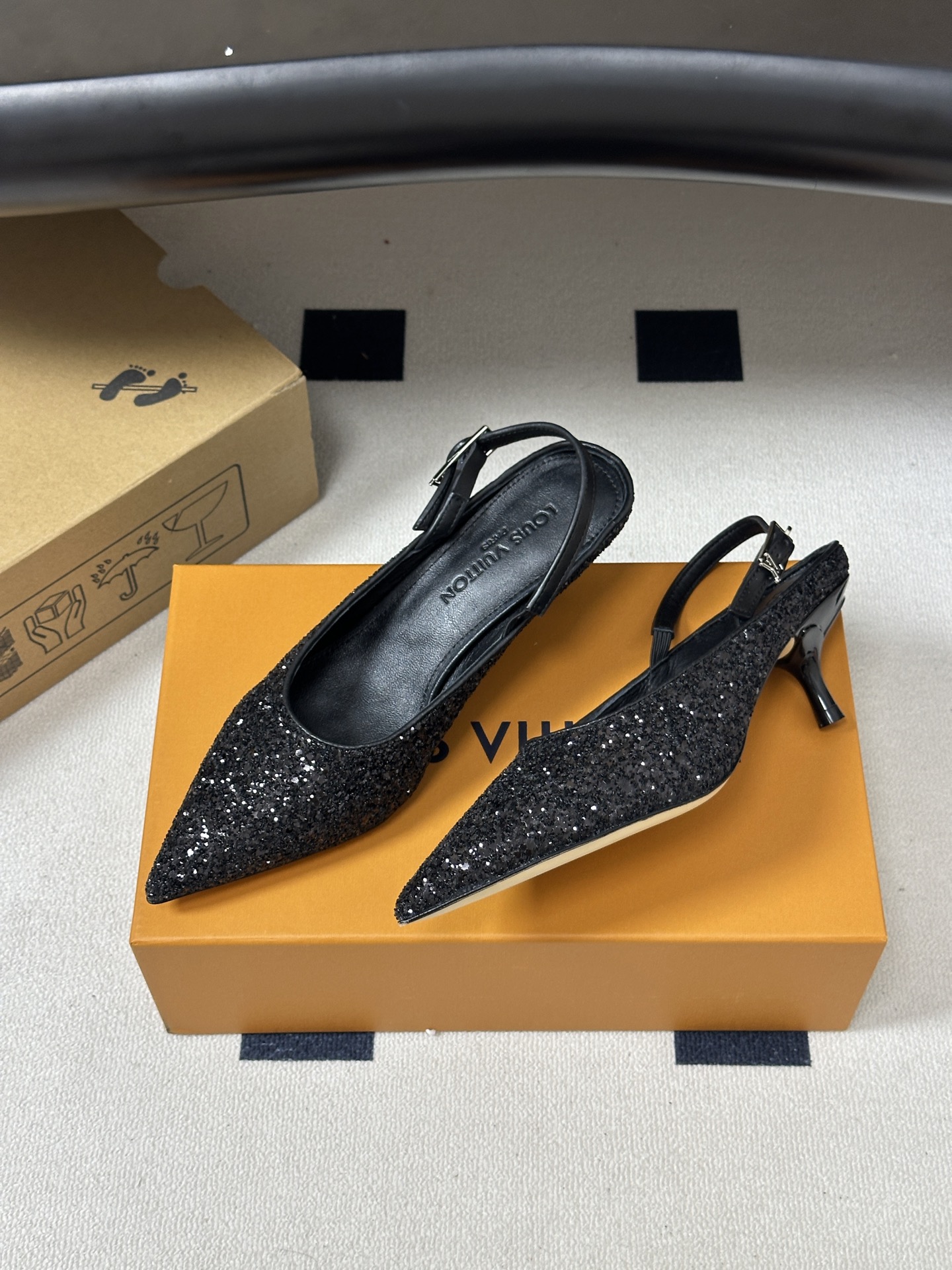 26ss春夏新款 LOUIS VUITTON 路易威登 LV MY WAY 露跟高跟鞋尖头格力特亮片细高跟搭扣后空凉鞋 