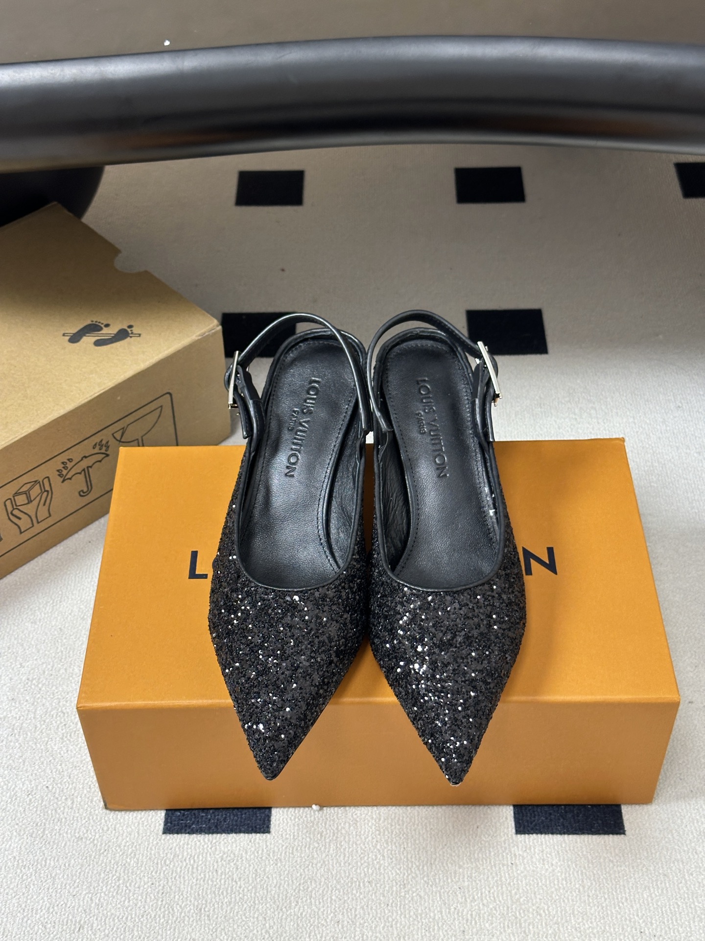 26ss春夏新款 LOUIS VUITTON 路易威登 LV MY WAY 露跟高跟鞋尖头格力特亮片细高跟搭扣后空凉鞋 