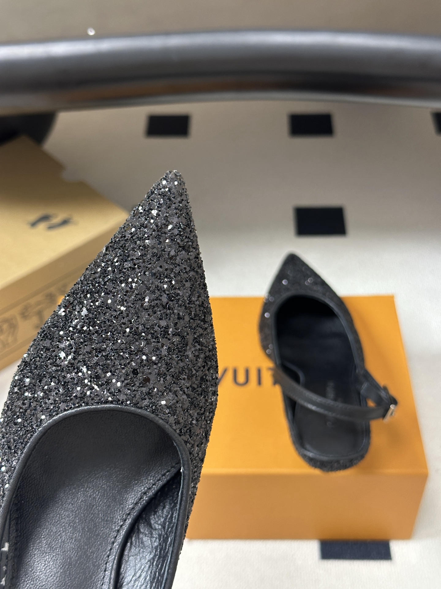 26ss春夏新款 LOUIS VUITTON 路易威登 LV MY WAY 露跟高跟鞋尖头格力特亮片细高跟搭扣后空凉鞋 