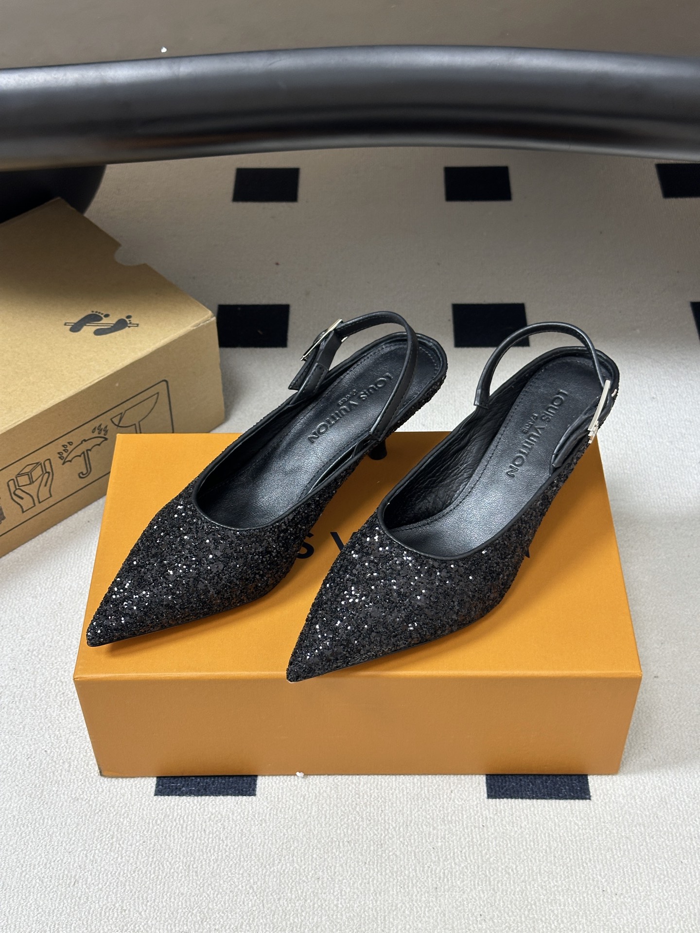 26ss春夏新款 LOUIS VUITTON 路易威登 LV MY WAY 露跟高跟鞋尖头格力特亮片细高跟搭扣后空凉鞋 