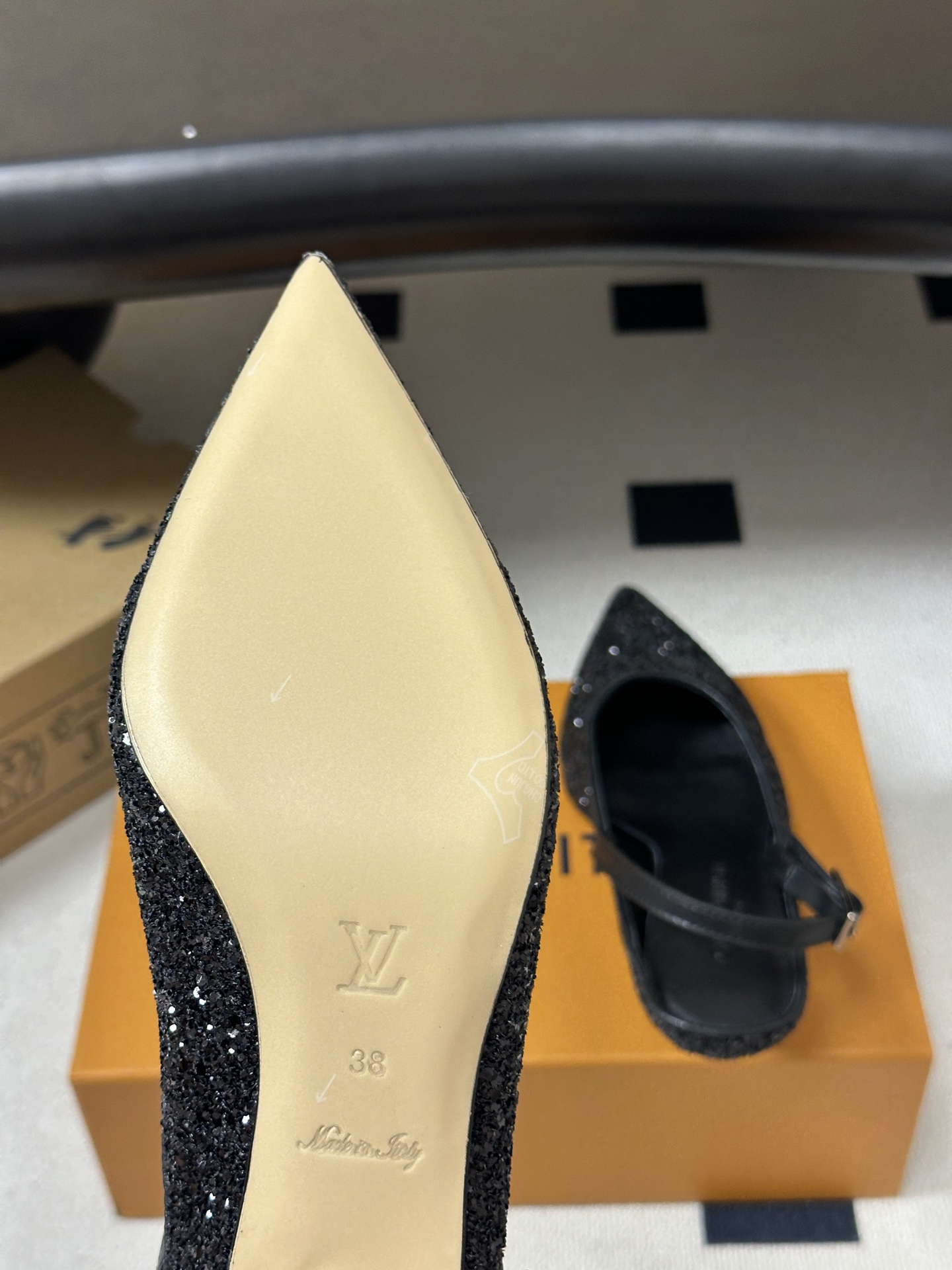 26ss春夏新款 LOUIS VUITTON 路易威登 LV MY WAY 露跟高跟鞋尖头格力特亮片细高跟搭扣后空凉鞋 