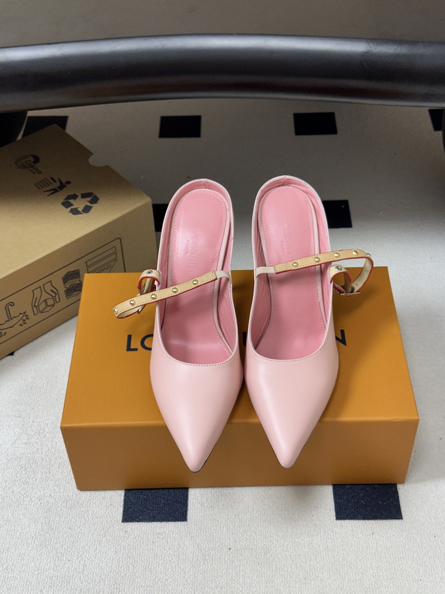 26ss春夏新款 LOUIS VUITTON 路易威登 LV MY WAY 露跟高跟鞋尖头细高跟搭扣后空凉鞋 本款LV 