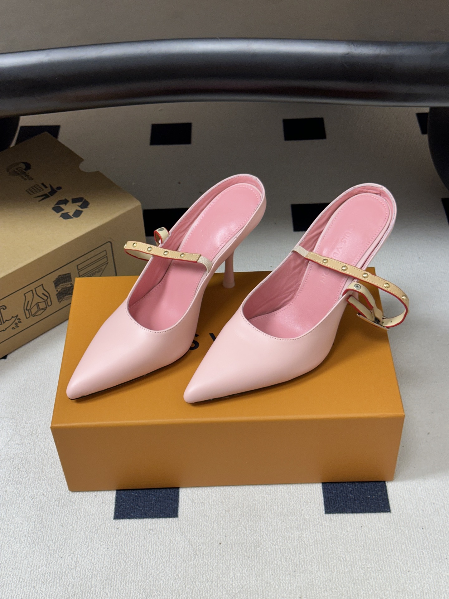 26ss春夏新款 LOUIS VUITTON 路易威登 LV MY WAY 露跟高跟鞋尖头细高跟搭扣后空凉鞋 本款LV 