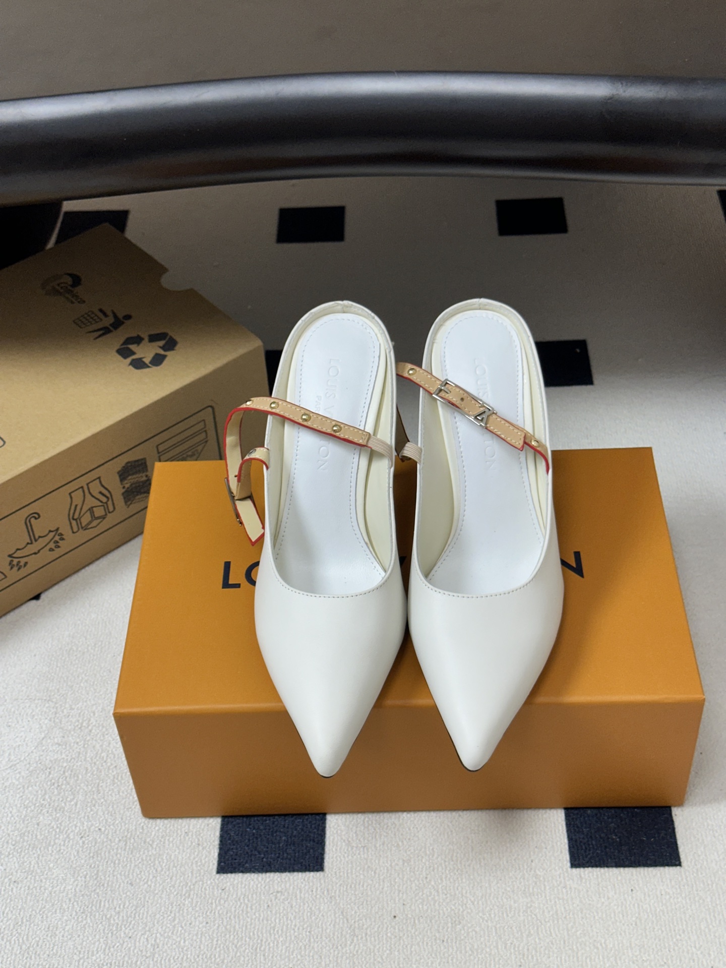 26ss春夏新款 LOUIS VUITTON 路易威登 LV MY WAY 露跟高跟鞋尖头细高跟搭扣后空凉鞋 本款LV 