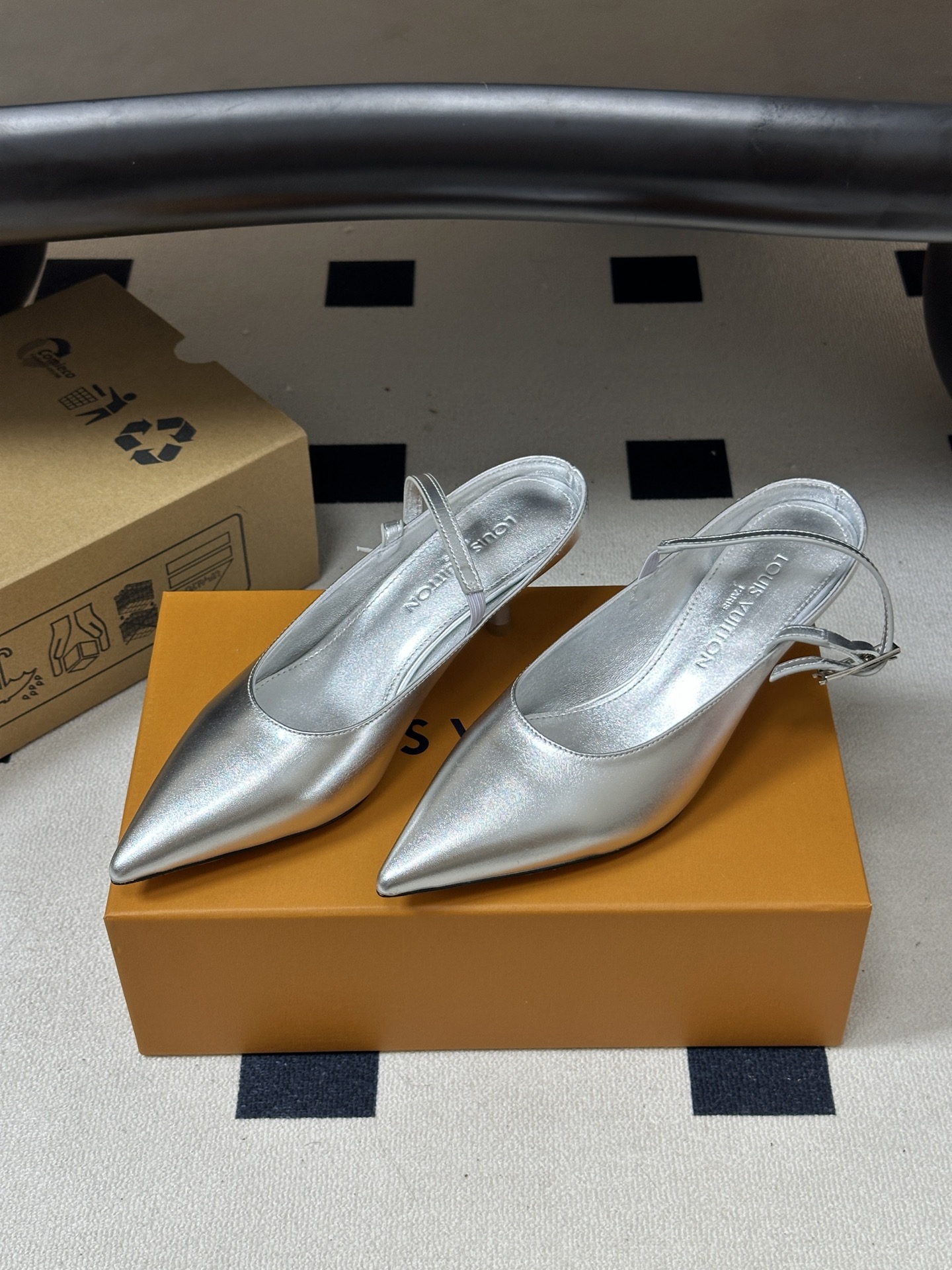 26ss春夏新款 LOUIS VUITTON 路易威登 LV MY WAY 露跟高跟鞋尖头细高跟搭扣后空凉鞋 本款LV 
