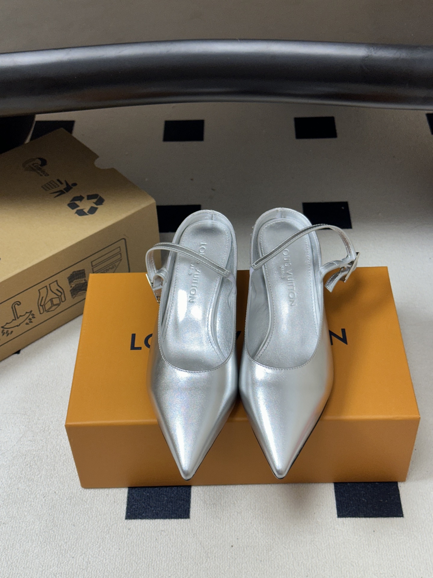 26ss春夏新款 LOUIS VUITTON 路易威登 LV MY WAY 露跟高跟鞋尖头细高跟搭扣后空凉鞋 本款LV 