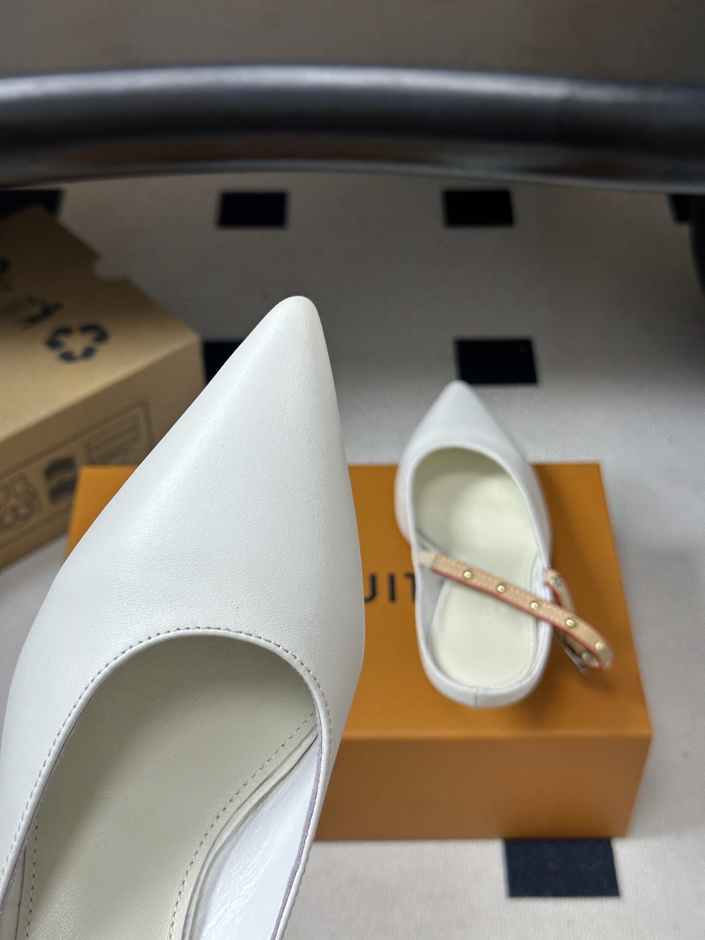 26ss春夏新款 LOUIS VUITTON 路易威登 LV MY WAY 露跟高跟鞋尖头细高跟搭扣后空凉鞋 本款LV 