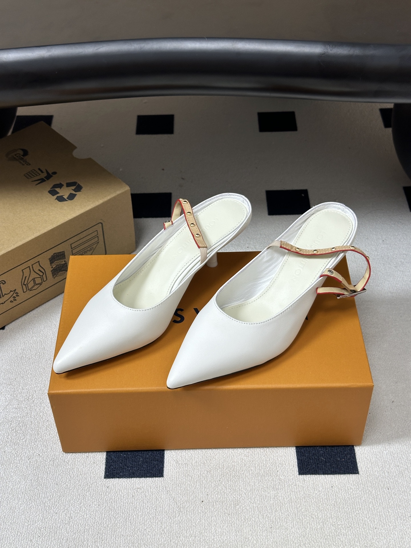 26ss春夏新款 LOUIS VUITTON 路易威登 LV MY WAY 露跟高跟鞋尖头细高跟搭扣后空凉鞋 本款LV 