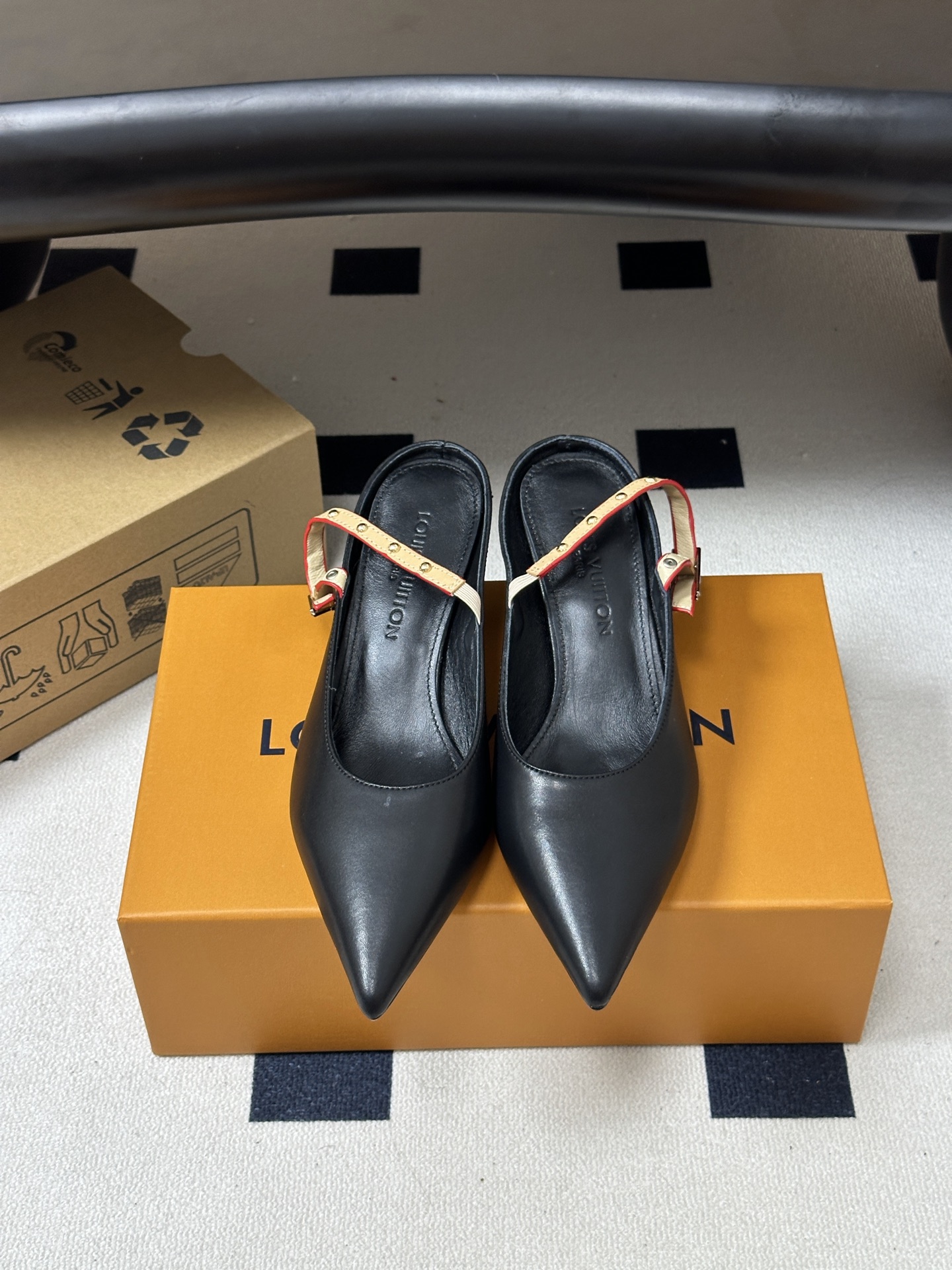 26ss春夏新款 LOUIS VUITTON 路易威登 LV MY WAY 露跟高跟鞋尖头细高跟搭扣后空凉鞋 本款LV 