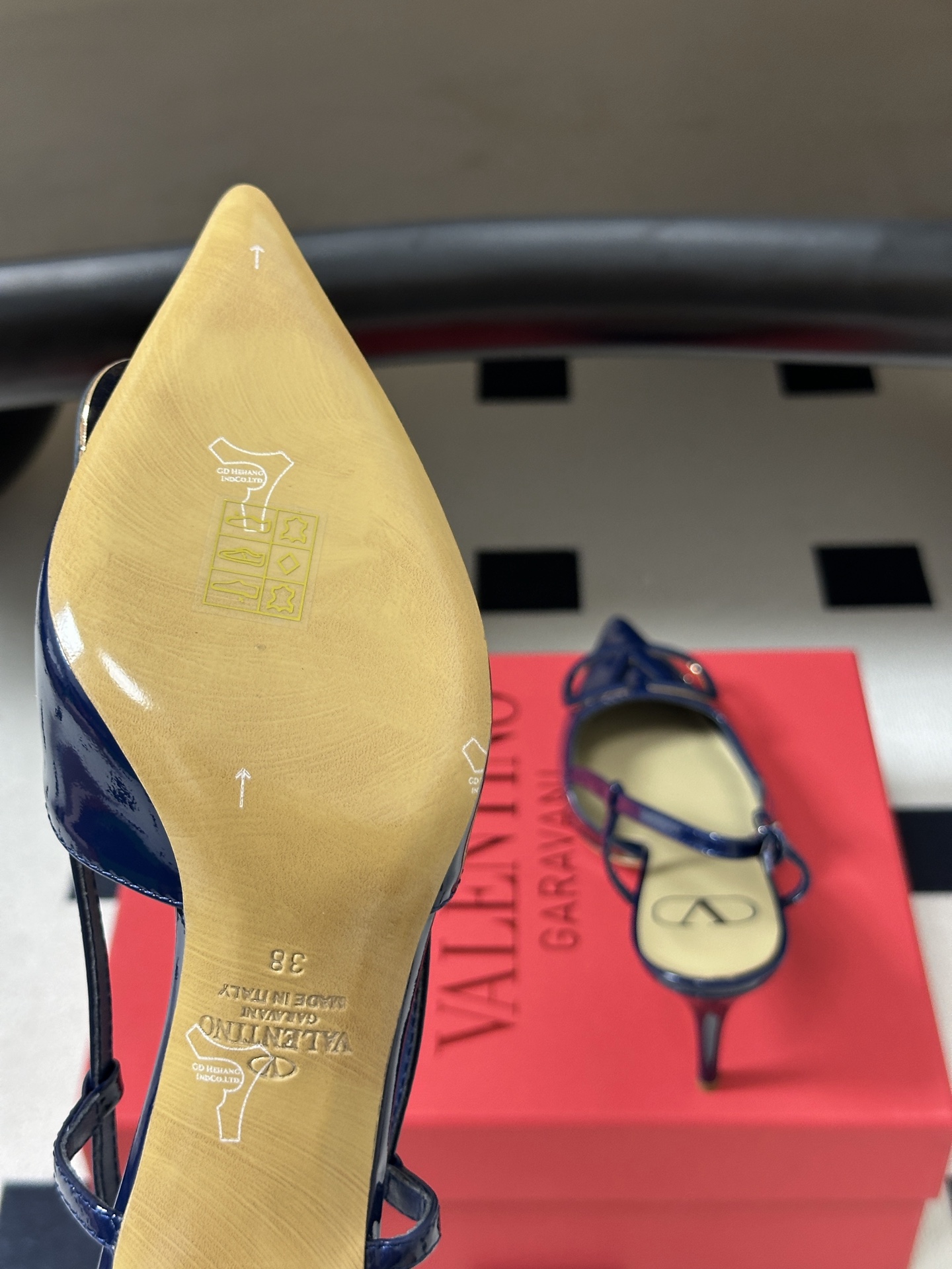 顶级品质（配飞机盒✈️➕10） 经典款 Valentino 华伦天奴 VLOGO SIGNATURE后空凉鞋系列 尖头V