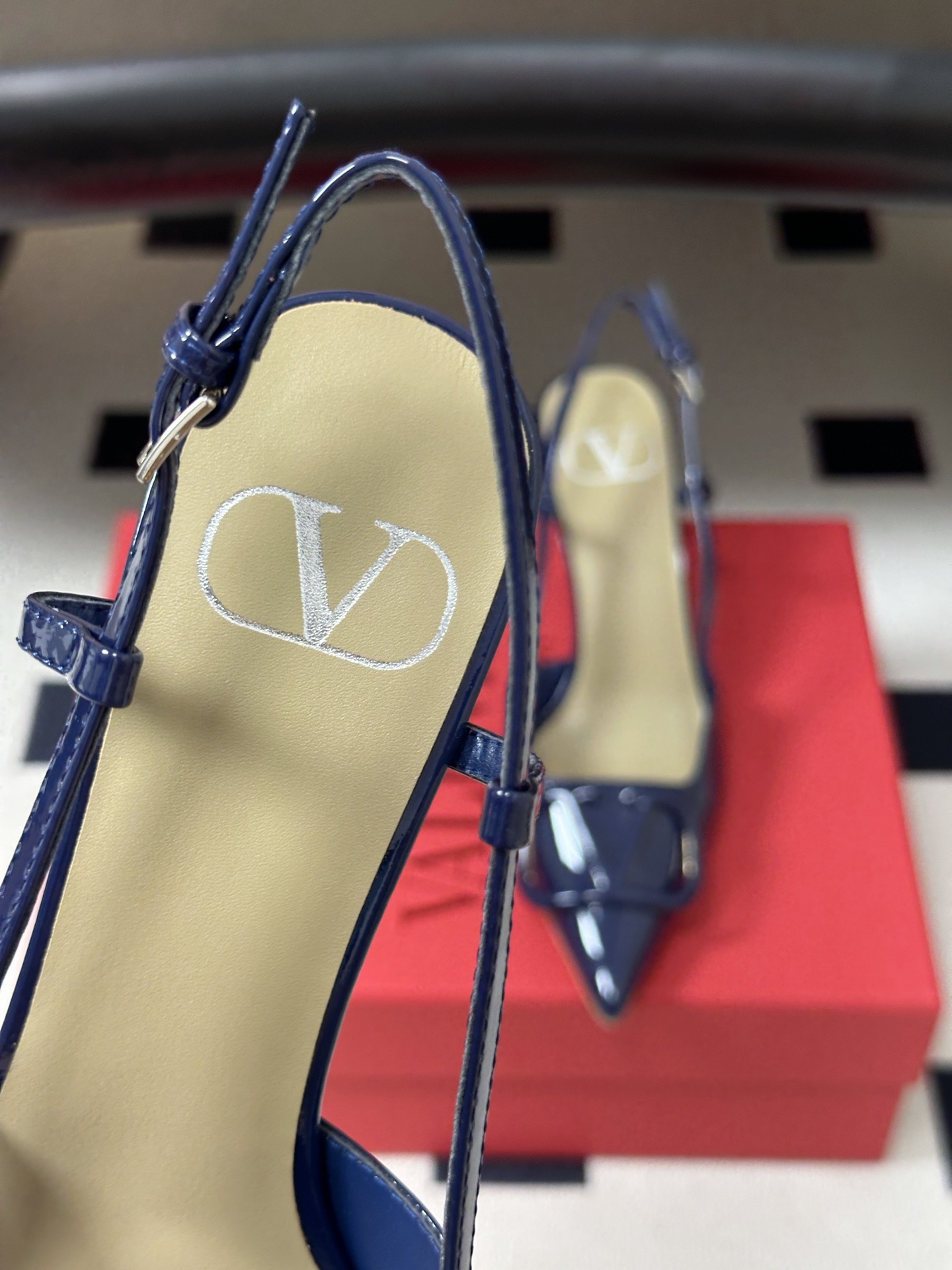 顶级品质（配飞机盒✈️➕10） 经典款 Valentino 华伦天奴 VLOGO SIGNATURE后空凉鞋系列 尖头V
