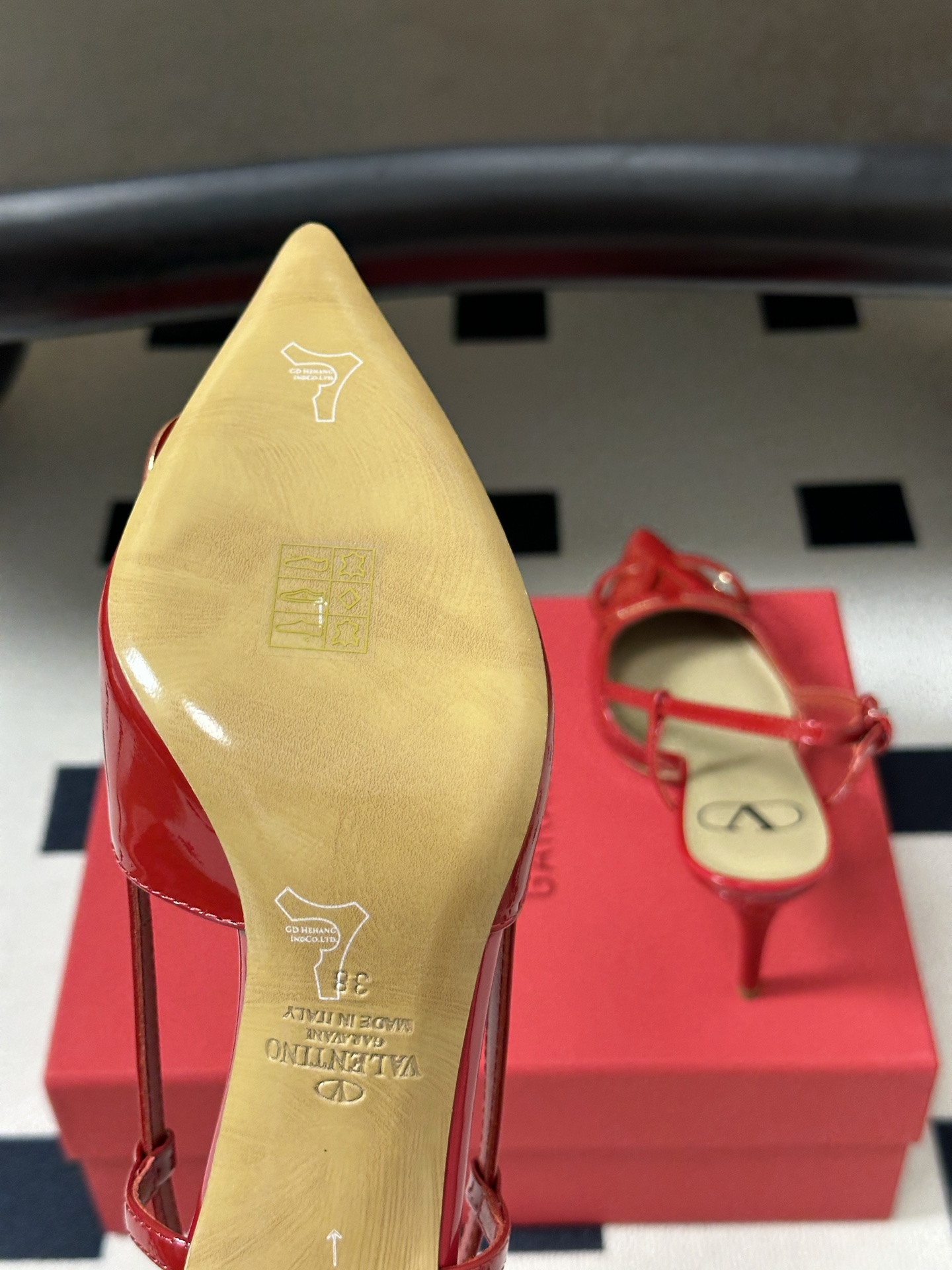 顶级品质（配飞机盒✈️➕10） 经典款 Valentino 华伦天奴 VLOGO SIGNATURE后空凉鞋系列 尖头V