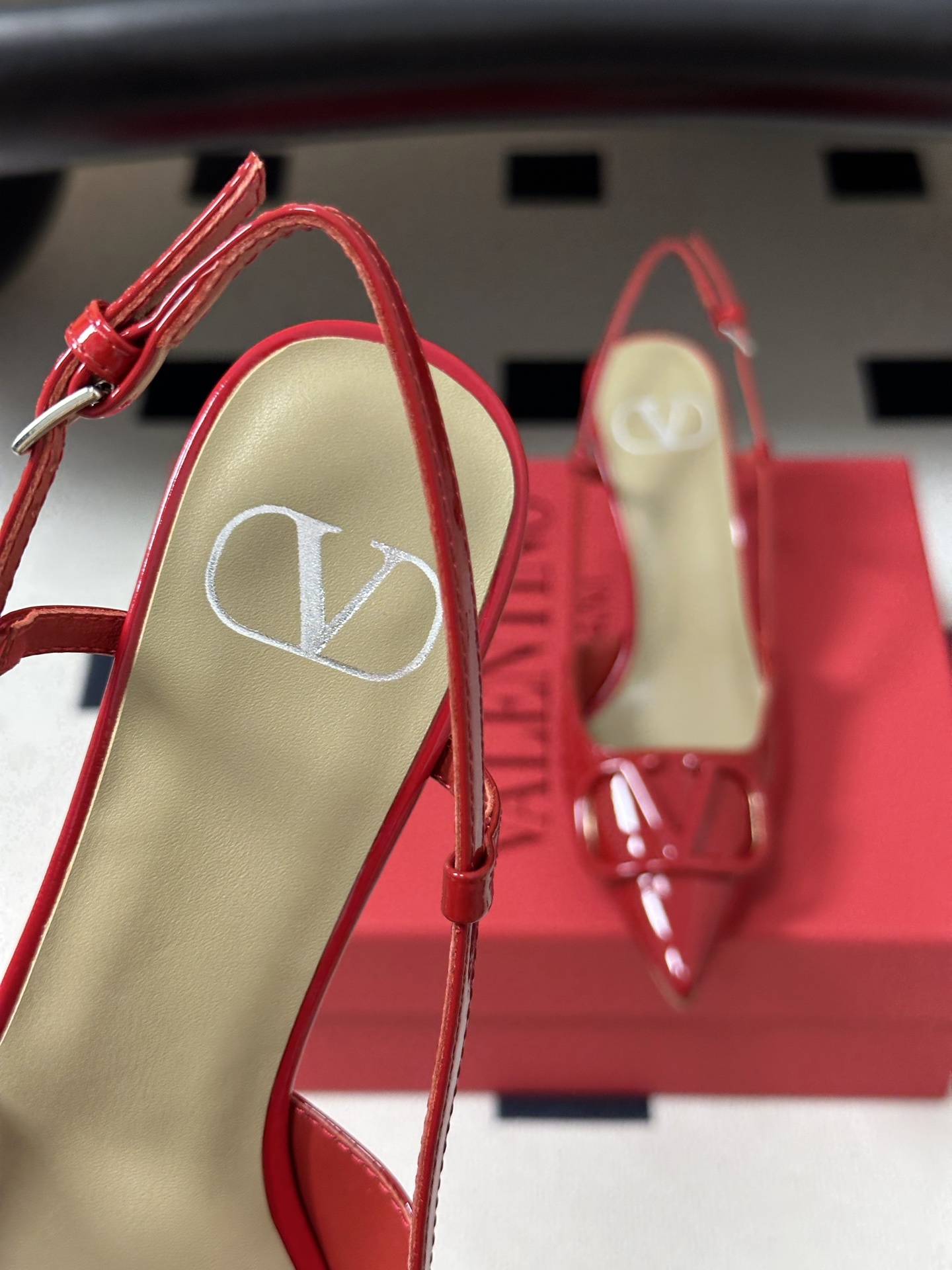 顶级品质（配飞机盒✈️➕10） 经典款 Valentino 华伦天奴 VLOGO SIGNATURE后空凉鞋系列 尖头V