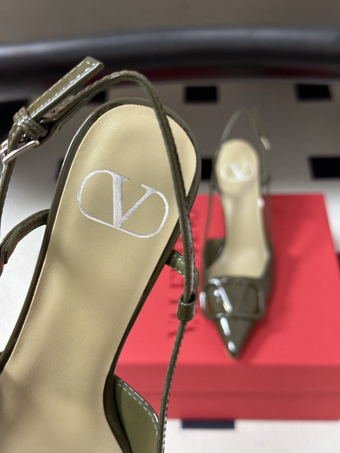 顶级品质（配飞机盒✈️➕10） 经典款 Valentino 华伦天奴 VLOGO SIGNATURE后空凉鞋系列 尖头V